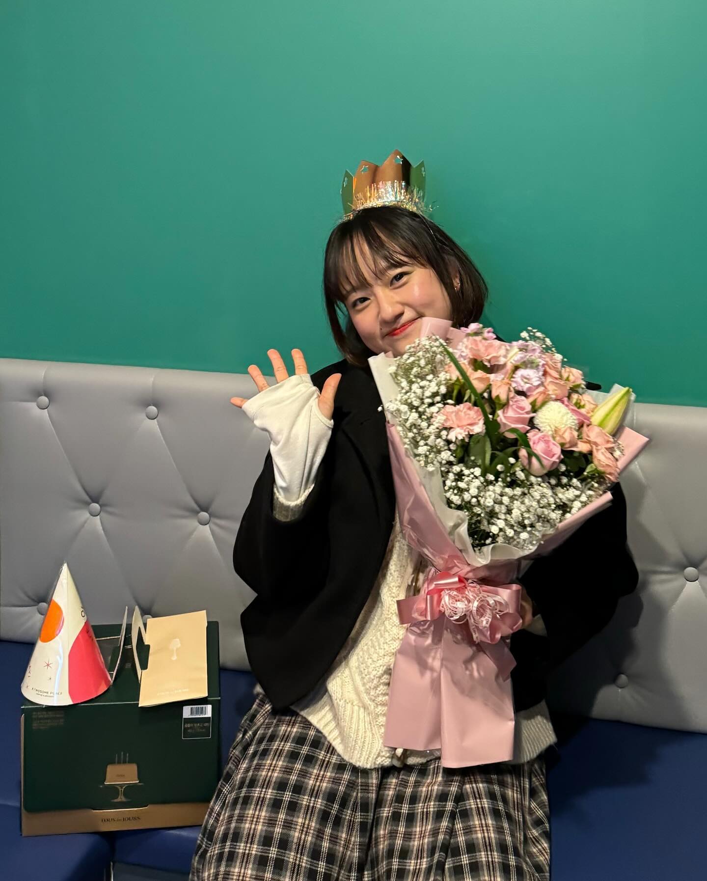 🎉우당탕탕 생일 파티 (3/3) 🎁
마지막 사진은 10장 꽉꽉 채워넣기
케이크 부자에 꽃까지ㅠㅠㅠㅠ!
최고였던 마지막 파티여따
사진 중간 중간 눈 없어짐,,ㅎㅎㅎㅎ
daeyxxn_ zz_.s_s 
매번 넘나 고마워❤
내년 생일도 같이 보내자✨✨✨

#뒷북인증 #생일파티 #한달내내파티 #93년생들의모임 #야호 #신난다요🎶