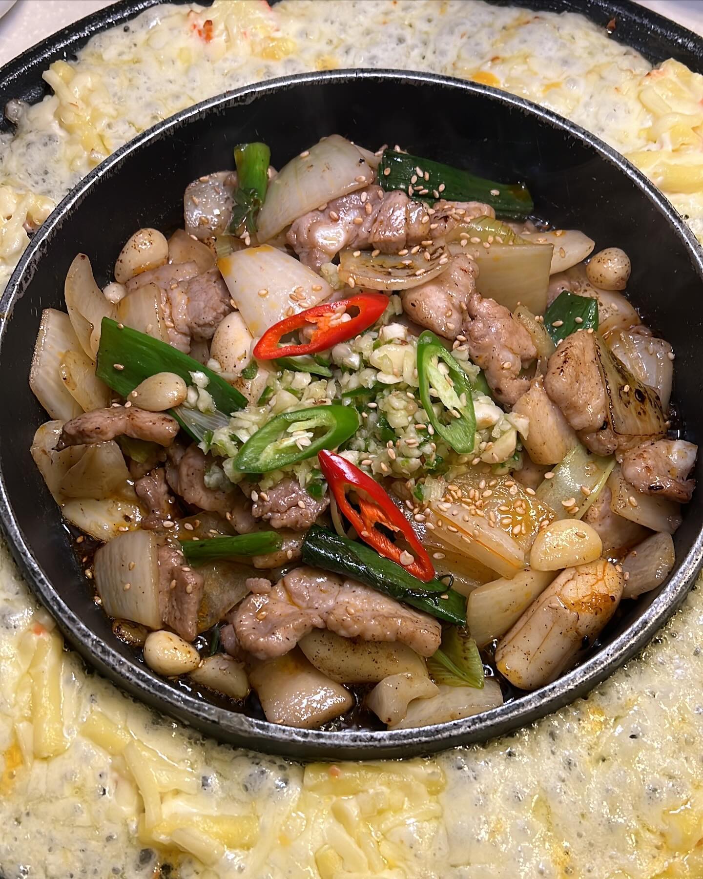 두루치기 맛집 제비집이 홍대에도 오픈했어요🔥
한달 전 쯤부터 상수쪽 지나갈 때마다 
레트로한 간판 덕에 눈에 띄던 곳이었는데
드디어! 제비집 홍대점에 다녀왔어요

주디는 
🏷️선별숙성 마늘두루치기 29,000
🏷️마무리 볶음밥(셀프) 3,000
🏷️복맥주 500cc 5,500 
주문해봤습니다!

두루치기는 함께 나오는 멜젓소스랑 조합이 찰떡이라
소스에 콕 찍먹하시는거 추천드리고
시그니처인 복맥주는 달달해서 
여성분들이 좋아하실만한 맛이에요♥️
볶음밥은 직접 볶아 먹을 수 있어 취향대로 볶아먹었어요🤤

새로 생긴 곳이라 내부도 깔끔하고 좌석도 넓어서 좋았어요
저는 재방문 의사있습니다🫶🏻🫶🏻

▪️제비집 홍대점 
▪️서울 마포구 양화로6길 103 1층
▪️매일 11:00-03:00 / 브레이크 15:00-17:00
