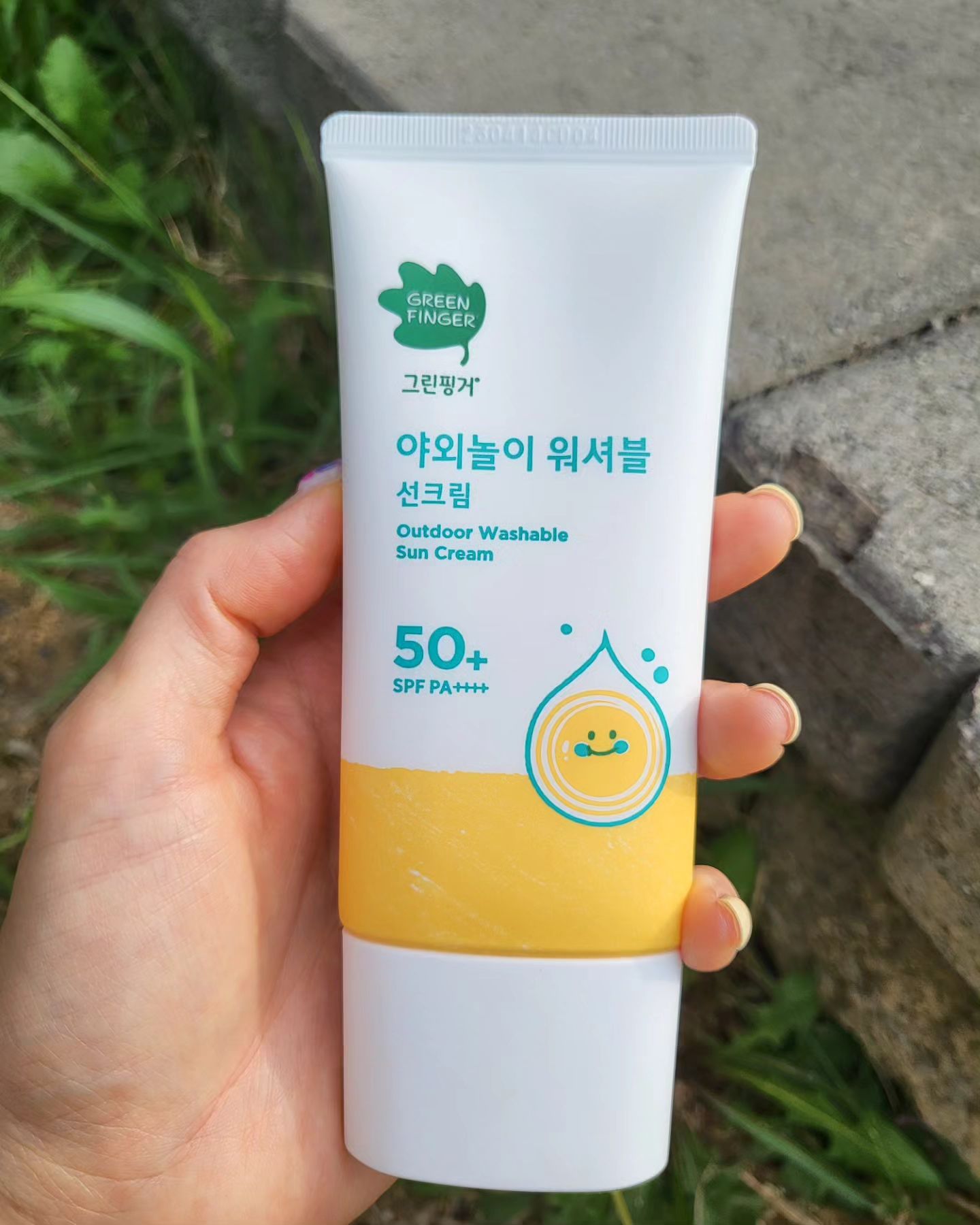 -
💚그린핑거로부터 제품을 무상으로 제공받아 작성된 후기입니다.💚
.
곤충잡기 시즌이 돌아왔어요
여름만되면 곤충잡느라 밖에 나가서
들어올 생각을 안하는 아이들~!
.
선크림을 항상 챙겨발라 주는 편인데
제형이 답답하거나 향기가 안좋으면
싫어하더라구요
.
곤충 잡으러 나갈때 마다
#그린핑거워셔블선크림 사용 중인데
발림성도 좋고 백탁 없이 촉촉하게
발리고 순한 식물유래 성분이 들어있어
진정,보습에도 좋네요~
.
제일 좋은건 선크림 클렌징할때
잘 안지워지고 해서 클렌징 티슈를
따로 사용했었는데 물 만으로도 세안이
말끔하게 되니까 세수 오래하기 싫어하는 아들들에게 딱이에요~!! 
.
.
.
#제품무상제공 #그린핑거 #국민선케어 #워셔블선크림  #그린핑거워셔블선크림 #물세안선크림 #아기선크림#저자극으로#물세안만으로#말끔하게#세상쉬운클렌징