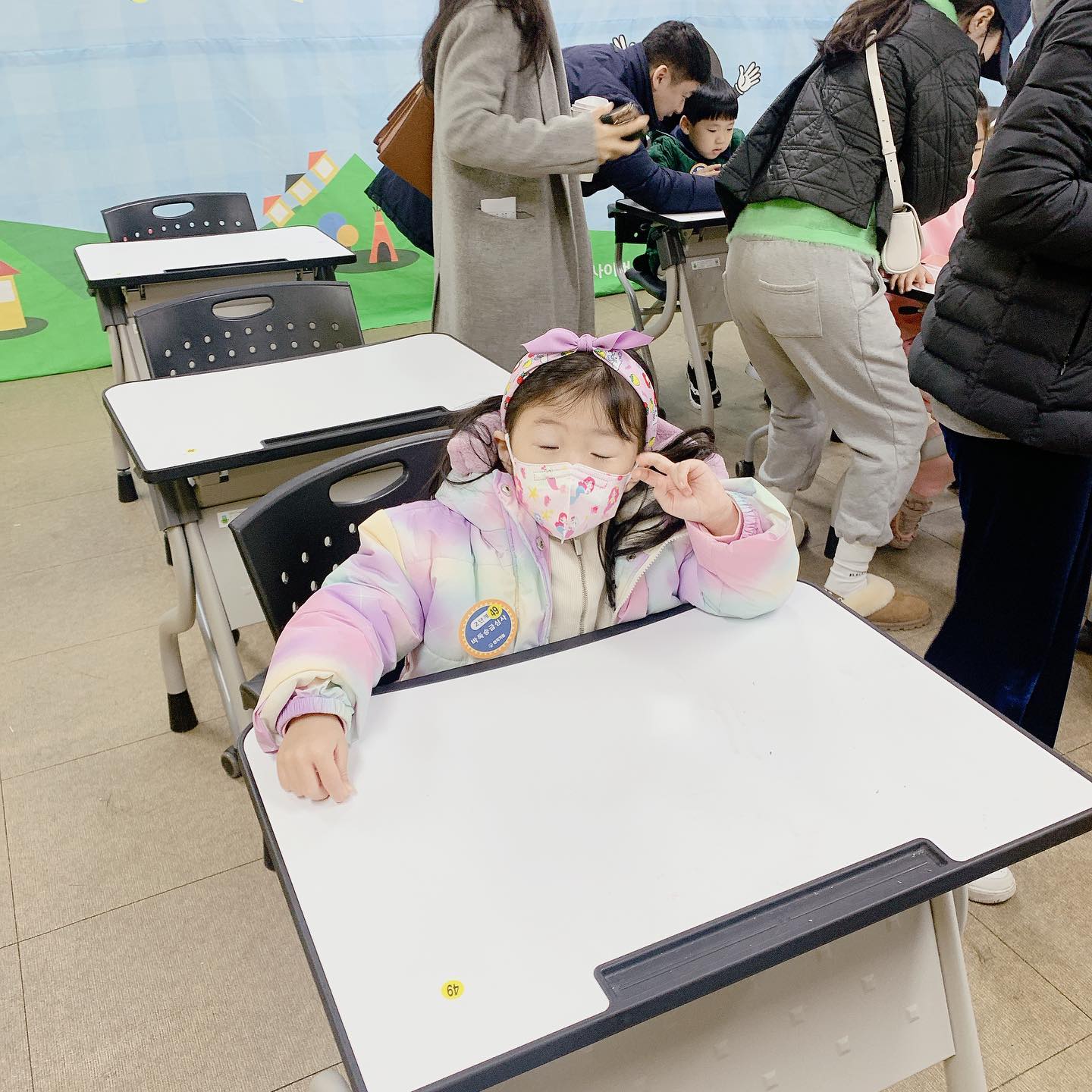 새로운 경험을 위해 리원이의 첫 바둑 승급심사 도저언!🙂
쪼꼬미 손으로 연필 지우개들고 들오감…ㅋㅋㅋㅋ 
필기후 실기 까지 40분동안 집중해야한다니
많이컷네 우리딸 화이팅!!🎉🎉🎉