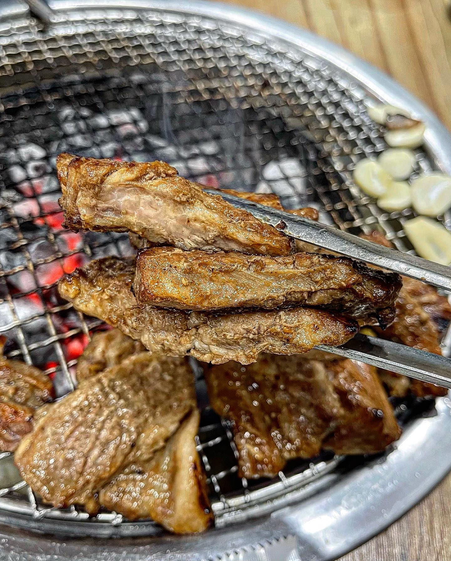 경산룸식당 ✨초원숯불갈비✨ #협찬
아이들 놀이방+단체룸이 있는 경산 고기집🤍
소고기,돼지고기 둘다 있으니 원하는대로 먹을 수 있어요🫶🏼
두툼한 양념돼지갈비💛단짠조화에 
쫄깃한 생갈매기살 먹고왔어요🤍
곤드레솥밥에 구수한 된장찌개까지💛✨
입가심으로 슬러시까지 준비되어있답니다🫶🏼
-
#경산맛집 #중산동맛집 #경산밥집 #경산룸식당 #경산모임장소 #경산밥집 #중산동맛집 #옥산동맛집 #시지맛집 #시지밥집 #경산놀이방식당 #경산놀이방고기집 #맛집 #먹스타그램 #먹스타 #먹팔 #팔로우 #좋아요 #좋반 #먹스타팔로우 #돼지 #lfl #follow #like #likesforlike #instagram #korea #mukbang #love #likeforlike #kpop