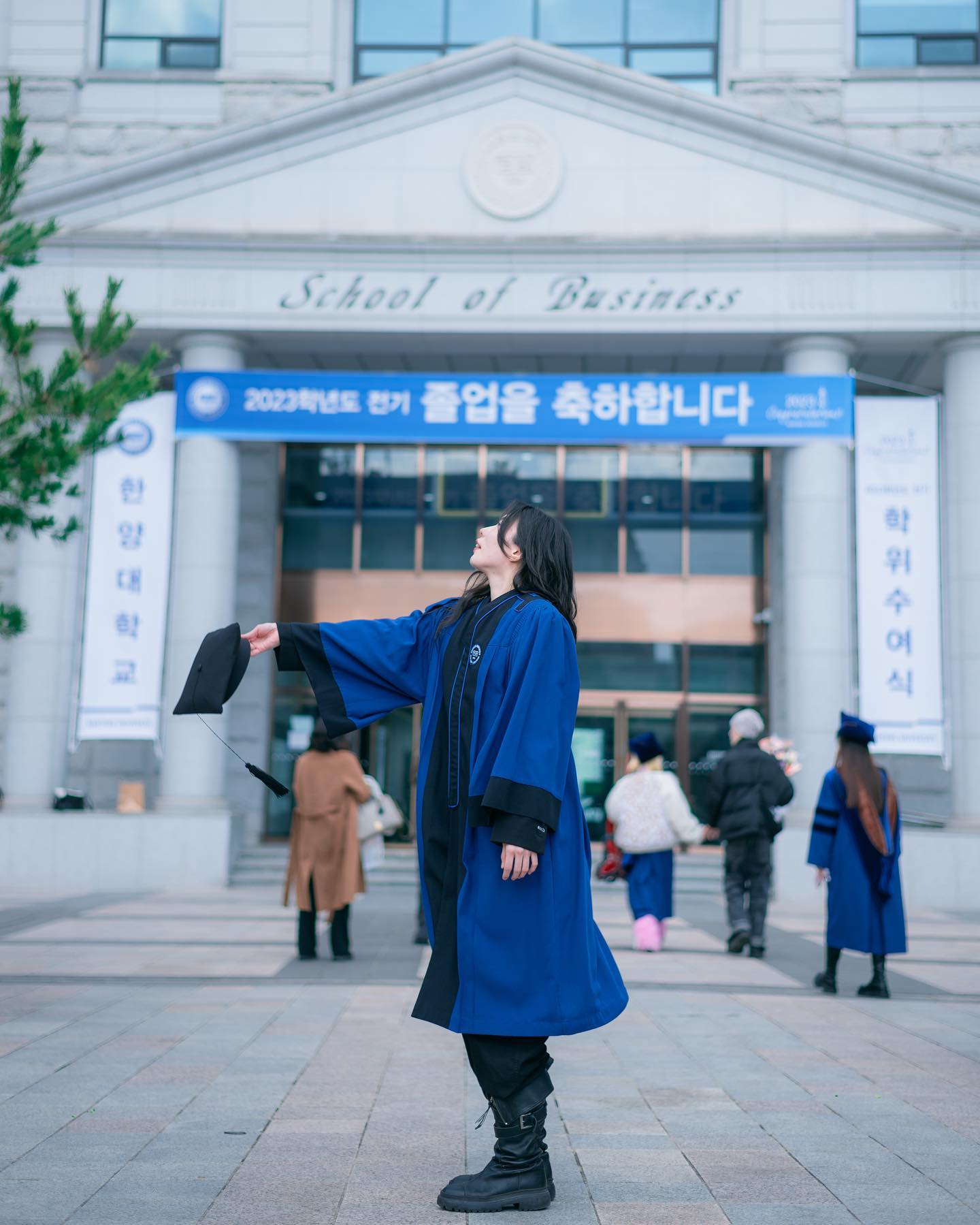 팝업 준비때문에 너무 피곤해서
가짜 웃음조차 나오지 않았던 졸업식 후기 (3번째 사진 참고)
그래도 견디고 해낸 나 자신에게 박쑤.

전날까지 팝업 오픈 준비하다가
남들은 다 이쁘게 입고 졸업 사진 찍는데
작업복에 워커 신고 졸사 찍은 여성,,,

돌고 돌아 드디어 졸업했습니다.
축하해주신 분들께 뒤늦게나마 감사 인사 드립니다 💙

인생은 견디는 것이다 아자자~