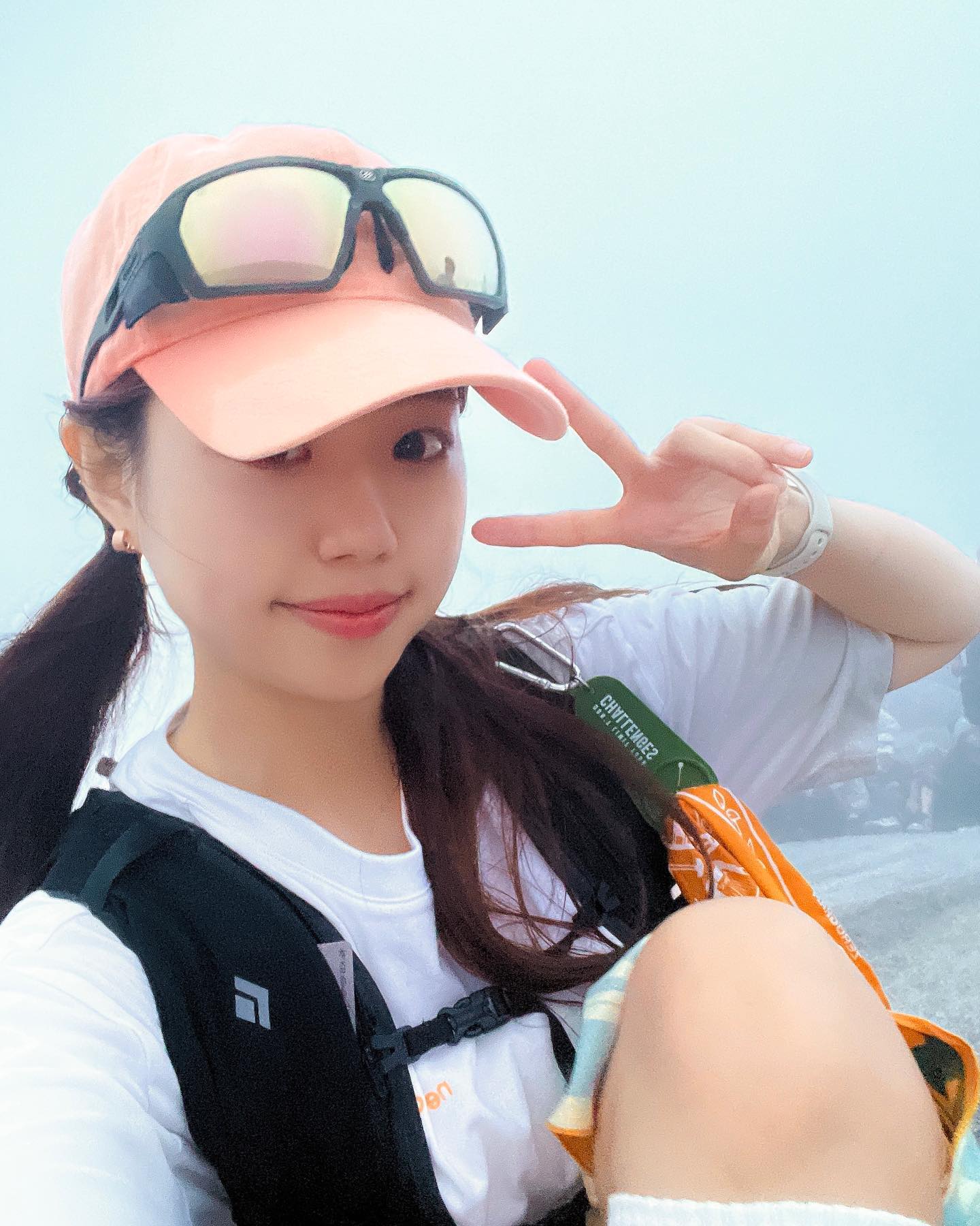 9월 첫 산행은 바로..,,
핵곰탕 북한산 되시겠다!!!!!!!!!!!!!!!

오랜만에 등산갔는데 곰탕 한그릇 정말 제대로 먹고 왔숨다...헤헤
구름 속에서 젖어가는 머리카락과 옷,,, ㅋㅋㅋㅋㅋㅋㅋㅋㅋ 
맑은 날씨를 기대했지만, 비가 오지 않았다는 것에 만족하고 내가 좋아하는 사람들과 함께 등산했다는 것에 의의를 두어야지요🫶

잡생각이 떠나질 않는 요즘 
다 잊게 만들어 주는 산이 너무 좋아요,, 
등산을 시작한 계기이기도 하고요! 
이 말에 공감하시는분들 많으실 거라고 생각합니댜✨

+ 일출 백운대 주차 너모 스트레스지요?
참고로 저는 두시반부터 대기를 했는데,
새벽 세시반이 되니 주차자리는1-2대밖에 남질 않았어요,, 
새벽3시에는 꼭 도착하셔야 할듯합니다🙂

◽️들머리: 백운대 탐방지원센터
◽️소요시간: 4시간(휴식시간 포함)
*등산: 1시간 35분/ 하산: 55분

#북한산#백운대#산스타그램#100대명산#북한산백운대#서울산#산행기록#산에올라#등산룩#등산#등산복