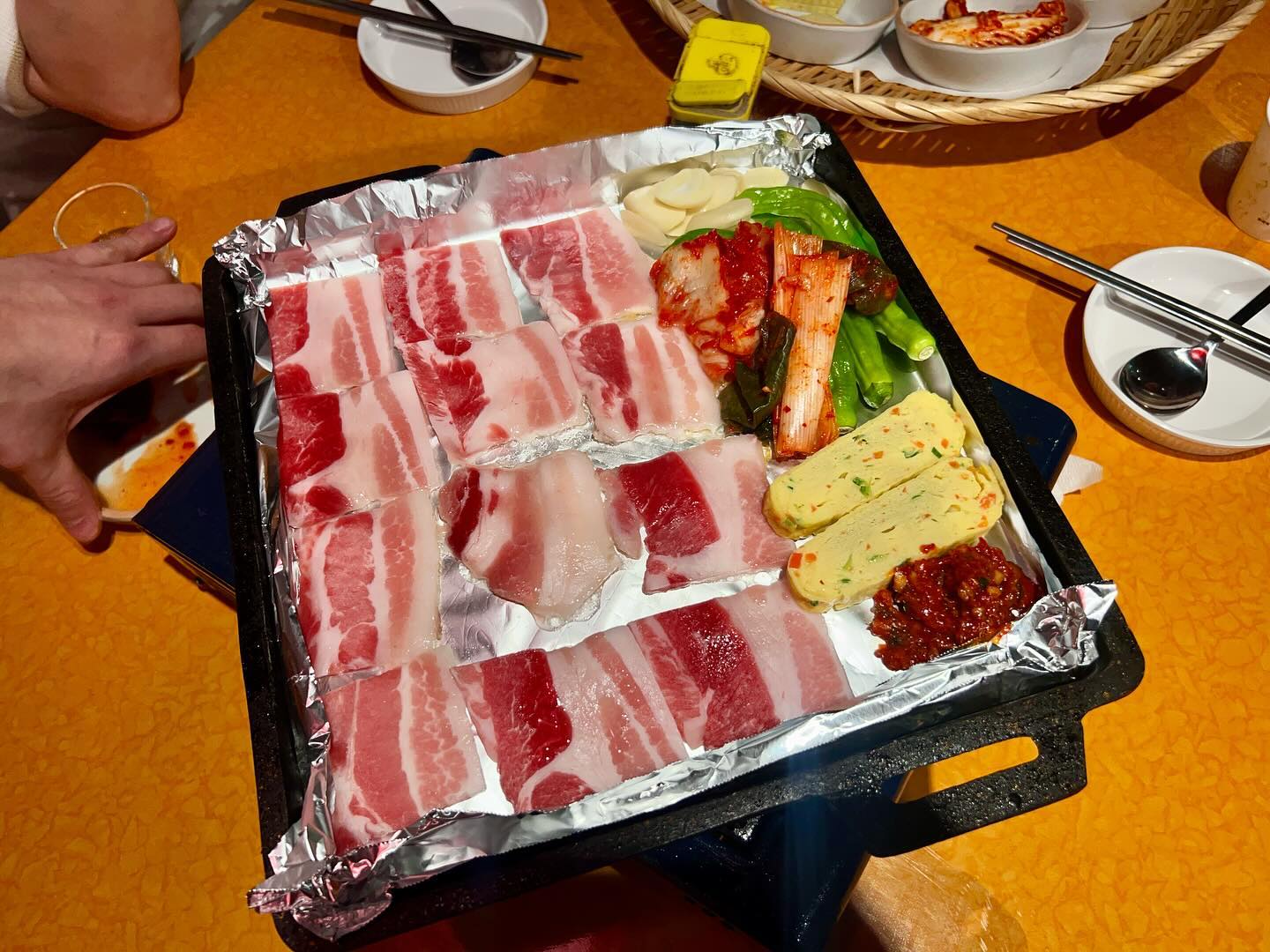 #협찬 #BTS정국이다녀간 #강남냉삼
.
BTS 정국이 다녀갔다는 
냉삼 맛집이 있다고 해서 순찰 다녀왔습니다. 
청담에 위치한 “소쿠리촌” ‼️‼️
.
레트로한 분위기가 냉삼 전용 인테리어 이고요
소쿠리촌 이름대로 소쿠리를 활용한 플레이팅이 인상적인 곳
.
자자 빠르게 주문 넣어볼께요 
사장님, 냉삼 3인분, 계란찜, 청국장 주세요 
아참 처음처럼도 1병 부탁드립니다. 
.
선홍 빛 삼겹살의 비쥬얼이 
이미 고기의 신선도를 보여주었는데요 
잡내도 없고, 바싹 구어도 넘나 부드러웠던 육질에 깝놀 
비계 부위도 적어 고소함의 최절정인 그 자체 👍👍👍
여기에 특제소스인 새우젓갈, 씨앗젓갈 까지 가미함 미칩니다
.
거기에 9천원의 비쥬얼이 맞는건지 헷갈리게하는
계란찜과 구수함 터지는 청국장까지 👍👍👍
.
자 마무리는 소쿠리촌의 메뉴얼처럼 
쭈꾸미볶음 2인분 진행시켰는데요 
맵지 않아 맵찌리들도 맛깔나게 즐길수 있는 
탱글탱글 쭈꾸미 되겠습니다. !! 
.
느끼한 넹삼기름 개운하게 거두고 가는 느낌 🙈
크 정말 1차인데 2차까지 간듯한 포만감 안고 나왔습니다 
.
냉삼 땡기시는날은 소쿠리촌 앞으로 정주행 해주세요!
.
.
 <소쿠리촌 👉 socoori_chon >
서울 강남구 삼성로148길 10 1층
TEL 0507-1347-1332
단체 이용. 캐치테이블 예약, 주차 가능
- 냉삼 1인분 : 18,000원
- 쭈꾸미 1인분 : 18,000원
- 게란찜 : 7,000원 
- 순두부찌개 : 9,000원
.
.
#강남냉삼 #냉삼맛집 #냉동삼겹살 #냉동삼겹살맛집 #청국장 #청국장맛집 #쭈꾸미맛집 #쭈꾸미볶음맛집 #소주안주 #청담맛집 #청담냉삼 #강남맛집 #청담동냉삼 #씨앗젓갈 #새우젓갈 #BTS #BTS정국 #연예인방문 #연예인맛집