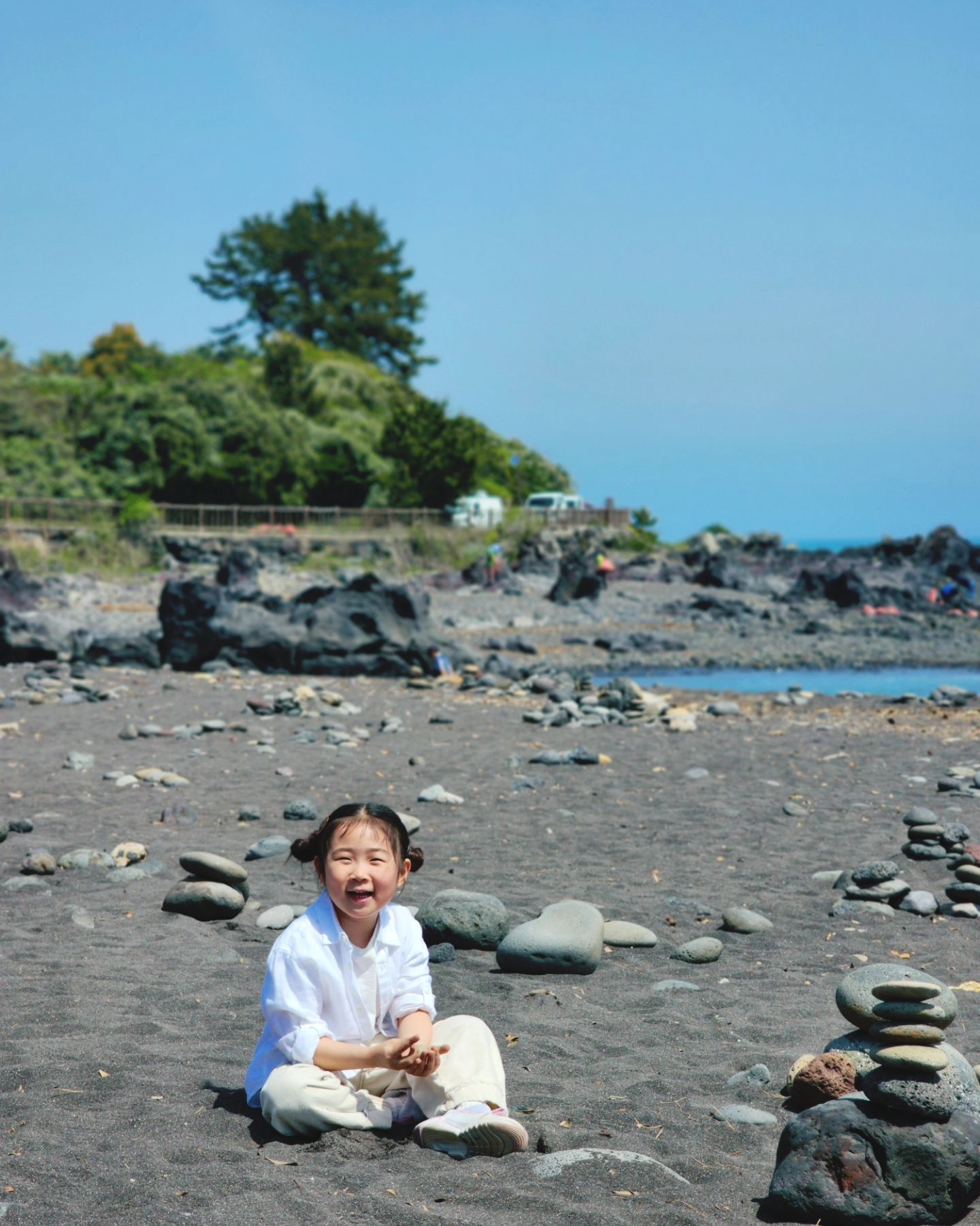 제주여행기록 🌴 
4.15 - 4.20
검은모래해변에서 모래놀이하기
하얀옷이 검은옷으로 변하는 이곳 해변 ⛱️