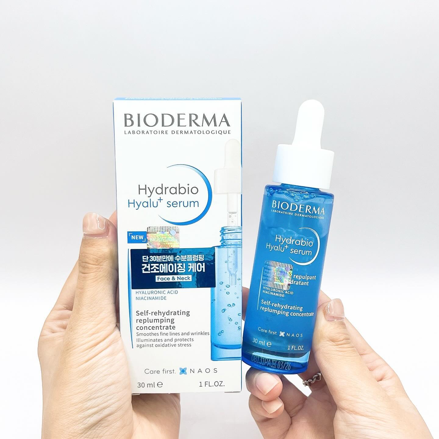 #협찬 바이오더마 하이드라비오 히알루 세럼 30ml💙

유명한 바이오더마 세럼을 보내주셔서
일주일동안 사용해봤어요! 
bioderma_kr 

건성이라 세럼 하나로는 속건조가 잡히지 않아 
무조건 크림으로 마무리했었는데
테스트한다고 이 세럼하나만 바르고 잤는데
아침까지 당김없는거있죠😍

오랜 연구 끝에 탄생한 바이오더마의 
첫번째 안티에이징 세럼이에요!

30분만에 수분플럼핑으로 손상된 피부의 장벽을 
강화시켜주고 항산화케어로 안색개선까지 해준답니다

건조할수록 피부가 늙어지는데 히알루 독자기술인 
2중 수분탄력 시스템으로 속피부까지 수분을 공급해줘요💧

물흐르는듯한 물같은 토너 제형은 아니고 
약간 쫀쫀하고 점성있는 묽은 제형이다보니
보습이 더 오래가는것같아요

실리콘과 알코올이 안들어간 안심 성분에다 
논코메도제닉 테스트 완료 및 피부과전문의 
감독하에 테스트도 완료했다고 하니 
민감성 피부이신분들도 안심하고 사용할수있어요

🫧쉽게 건조함을 느끼는 건성 피부나 
🫧저자극 기능성 제품을 원하는 민감성 피부나
🫧속건조 잡고싶은 지복합성 피부에게 
🫧추천드려요👍🏻

#15그램 #15그램뷰티 #15그래머 #바이오더마 
#하이드라비오히알루플러스세럼 #히알루플러스세럼 
#수분탄력세럼 #수분플럼핑 #건조에이징 #속촉겉탱