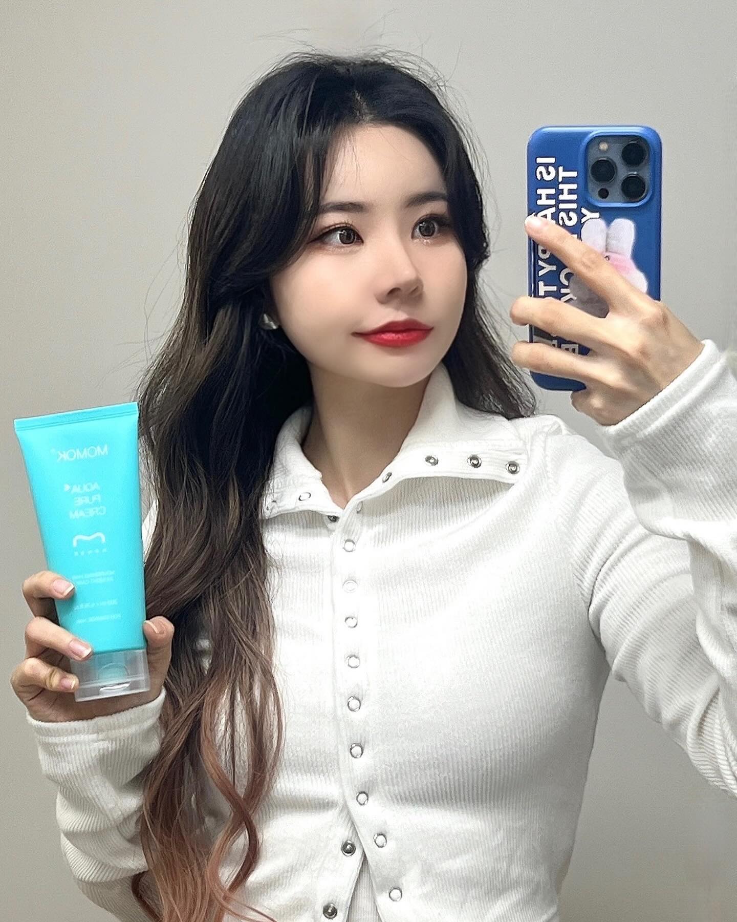 #제품제공 #트리트먼트추천 

씻어내지 않고 사용할 수 있는 노워시 트리트먼트는 아침잠 많은 저를 위한 필수템💓

모모케이 아쿠아퓨어크림은 샴푸 후 젖은 모발에 간편하게 사용할 수 있고 식물성 단백질이 모발을 더 촉촉하고 탄력 있게 해줘요! 게다가 향기까지 넘넘 좋은것..˃ᴗ˂
전/후 비교했을 때 달라진 게 눈에 보이시죠?✨

ෆ제품 사용방법
1. 샴푸 후 수건으로 건조해 줍니다.
2. 젖은 모발에 도포 후 드라이하면 끝! (단발 기장 기준 500원 동전 크기)

#모모케이 #아쿠아퓨어크림 #헤어트리트먼트
#씻지않는트리트먼트 #트리트먼트 #퍼퓸트리트먼트 #연예인트리트먼트 #바르는트리트먼트 #노워시트리트먼트 #상품협찬 #협찬환영 #협찬문의