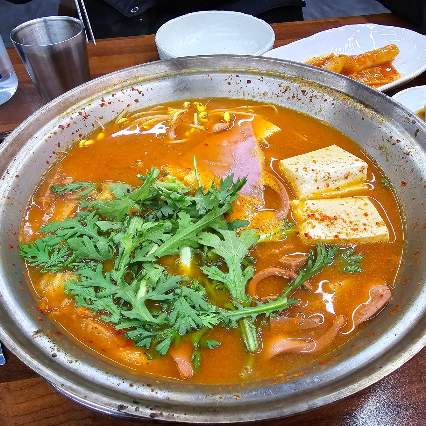 #협찬 #철수는부대찌개영희희는김치찌개 #창동맛집

창동 이마트 근처에 위치한 혼밥가능한 맛집
철수는 부대찌개 영희는 김치찌개에 다녀왔어요!
가성비 넘치는 가격에 푸짐한 양, 맛까지 최고(●'◡'●)
마무리로 숭늉이랑 커피까지 즐길 수 있는
창동맛집 철수는 부대찌개 영희는 김치찌개 추천드려용!

🥘 철수는 부대찌개 영희는 김치찌개
🥘 서울 도봉구 노해로65길 7-12 1층
🥘 0507-1339-1504

#철수는부대찌개영희는김치찌개 #창동역맛집 #창동역부대찌개 #창동역혼밥 #창동역술집 #창동역가성비맛집 #창동역혼밥집 #창동역단체예약 #창동역찜닭 #창동역돌솥비빔밥