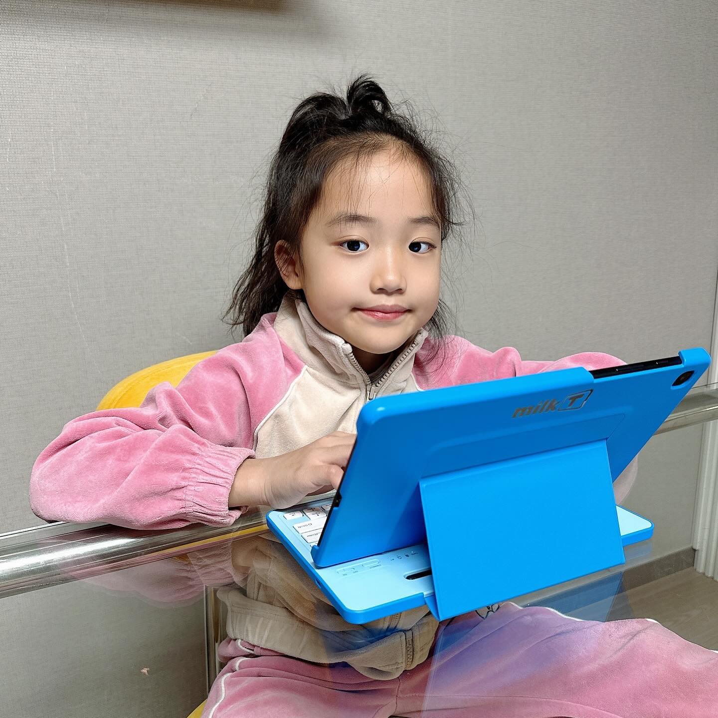 #광고 #밀크T

오늘은 밀크티 수준별 국어에서
급수별 한자로 한자공부를 해보았어요

도연이는 7살 때 유아체능단 다니면서
한자를 배우고 8급 시험까지 통과했는데
그 이후 1년 정도 한자를 손 놓고 있었어요
한자는 손놓고 있으면 잘 까먹잖아요~
가물가물 한 거 같다고  하길래
8급을 복습 겸 학습하였어요~~

밀크티 급수별 한자는
재미있는 이야기로 한자를 탐험해 보고
한자의 유래도 그림으로 풀어
아이가 이해하기 쉽게 되어있어요
그리고 한자 쓰기를 통해 획순서를 배워
연습장에 직접 써보기까지 하니 더 오래 기억될 거 같아요

초등부터 고등까지 전 학년 무제한 수강이 가능한 밀크티
과목별 학교공부는 물론이고
수준별 영어, 국어 ,수학, 특별학습까지
알차게 구성되어 있어 홈스쿨링 하기 너무 좋은 거 같아요

아직 밀크티를 경험에 보지 못하신 분들은
지금 정회원 친구추천 상품권 이벤트도 있으니
무료체험받아보셔도 좋을 거 같아요~

#밀크티 #초등학습지추천 #공부습관 #놀이학습 #초등국어교육 #초등맘 #초등국어 #스마트러닝 #국어홈스쿨링 #초1국어