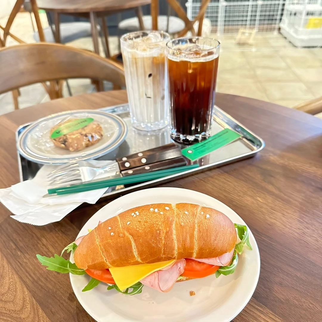 #협찬 #언더커피
.
오랜만에 오랜 절친을 만나 맛있는 밥도 먹고
제가 좋아하는 카페에 다녀왔답니다.
.
바리스타 국가대표 심사의원이 직접 운영하는
광안리 커피맛집 언더커피!!
분위기도 좋고 커피맛은 말모말모!!ㅋ
소금빵 샌드위치도 jmt!!
.
게다가 너무 사랑스러운 사장님의 반려토끼
진순이도 만나볼수가 있답니다.🐰
저 단골될꺼 같아요!!
울 잇님들도 한번 방문해보세요!!
.
under_coffee_official
#광안리맛집 #광안리카페 #로스터리카페
#부산스페셜티커피 #부산소금빵  #시그니처커피
#광안리가볼만한곳 #광안리핫플 #바리스타심사위원 
#운영하는카페 #부산카페 #광안리핸드드립 
#부산언더커피 #광안리커피 #광안리커피맛집 
#광안리소금빵 #일상 #먹방 #먹스타스램 
#food #foodporn #daily #카페스타그램 
#소통 #선팔맞팔환영 #좋반