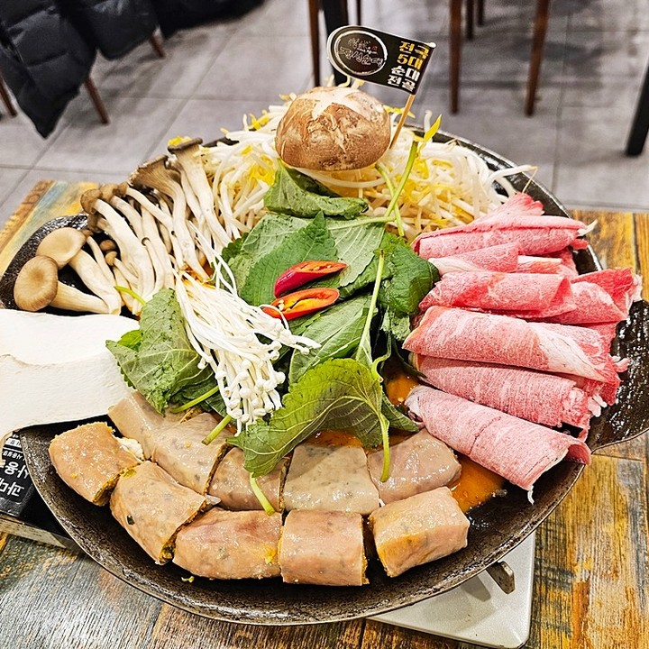 #동네맛집

우리 동네 최애 맛집!
찬바람 불어오면 생각 나는 이 맛!
캬~

순대전골 매니아인 나에게
이보다 더 환상적인 맛집은 없지!

#정성순대굴화점
#단골맛집 #굴화맛집
#굴화리맛집 #굴화순대국밥
#굴화순대맛집 #순대전골맛집