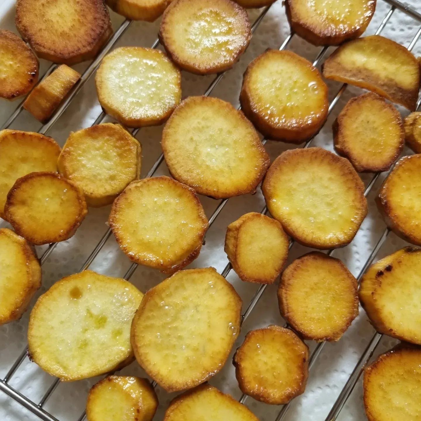 오늘의 간식
고구마 맛탕 만들기

🍠맛탕
1.고구마 2개 껍질 벗겨2~3cn 썰기
2.고구마 물에 담가 전분기 제거 한 뒤 키친타월 톡톡
3.예열한 기름이 고구마 튀기기
4.고구마 건지고 키친타월 기름기 톡톡
5.올리고당2, 설탕1 넣고 빠르게 버무르기

맛있게 먹어줘서 행복쓰🥰

#아들딸맘 #아기간식 #고구마맛탕