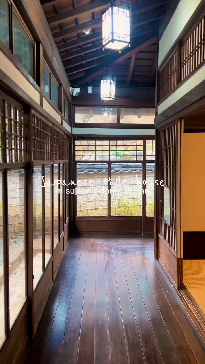 서정적인 가사와 로맨틱한 감성의 아이유 밤편지 정말 좋아하는 노래인데 #부산 에 밤편지 뮤비 촬영지가 있다고 해서
이번 #부산여행 에 가보았다~

일본식 목조 가옥으로 일제 강점기 당시 일본 무사계급이 사용한 쇼인즈쿠리 양식으로 지어졌다.
우리나라에 남아있는 일본식 건축물 중 규모나 구성면에서 뛰어난 편~

60~70년대 일본 관광객을 위한 고급 요릿집 #정란각 으로 운영되었었다.
지금은 #문화공간수정 으로 누구에게나 개방된 공간이 되었다.

#아이유뮤비촬영지 #범죄와의전쟁촬영지

부산광역시 동구 홍곡로 75
10:00-17:00
매주 월 휴무

#부산가볼만한곳 #적산가옥_초량 #초량 #koreainfluencer #travelblogger #travelphotographer