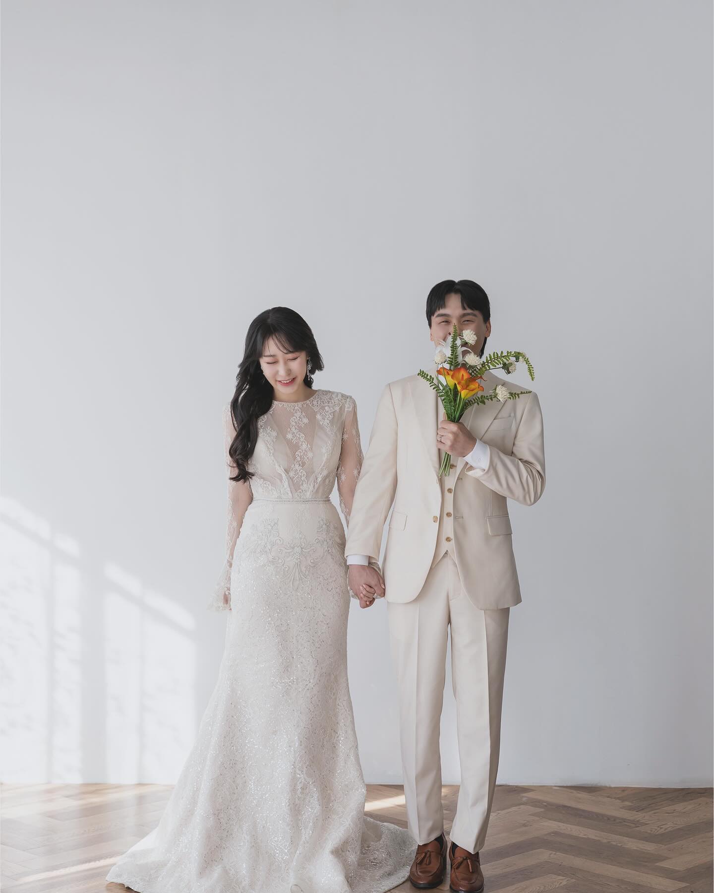 🤵🏻‍♂️👰🏻‍♀️ D-2
김병훈, 조은주 결혼합니다.🤍

약 2년의 연애를 마무리하고,
새로운 시작을 함께 하기로 약속했습니다.

보고싶고, 떠오르는 분들이 계시지만
오랜만의 연락이 결혼 소식이라
부담스럽게 다가오지 않을까 하는 조심스러운 마음에
선뜻 연락드리지 못한 분들이 많습니다.

너그럽게 이해해 주시고, 연락 주신다면
감사한 마음으로 기쁜 소식 전해드리겠습니다.

귀한 발걸음으로 축하해 주시는 모든 분들과
멀리서 보내주시는 따스한 마음들에 감사드립니다.

평생 잊지 않고 행복하게 잘 살겠습니다.🤍

💍2024년 5월 12일 일요일 오후 3시
💍경산 로터스101 웨딩 2층 단독홀
💍모바일청첩장은 프로필링크에 있습니다.