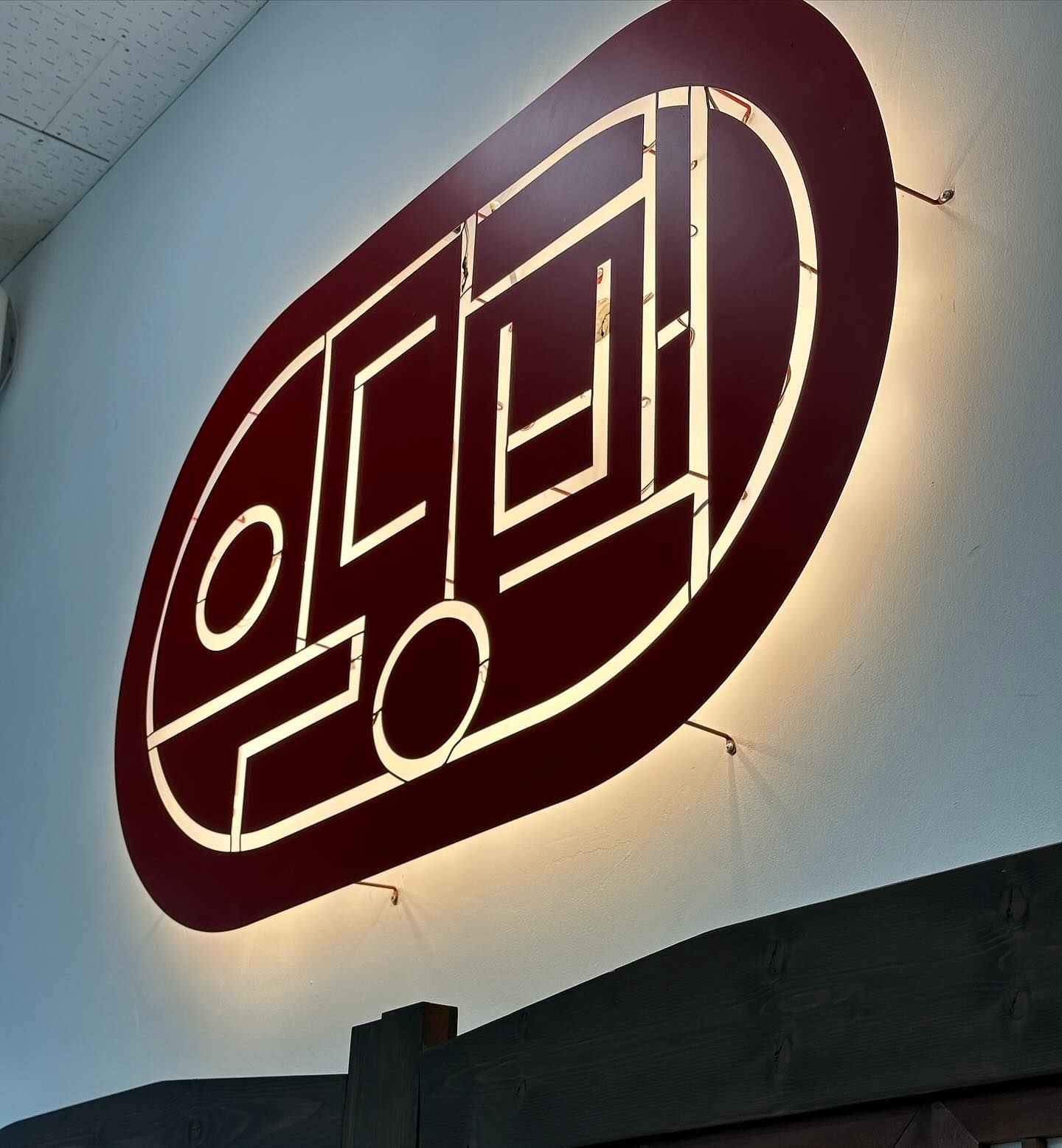 #협찬 쭈꾸미 맛집 추천 ! “일당백쭈꾸미 인천 간석오거리점” 🩵

“간석오거리역” 5번 출구 바로 앞에 위치해있는 찐 맛집을 소개해 드려요 !! 

일단 여기는 말이조 ㅜ 건물 내 지하 주차장이 있어서, 차량을 가져오시는 손님들도 주차를 하기 쉽다는게 큰 장점이 있어요 ㅎㅎ 

포장도 당연히 가능 :) 포장 배달시 반찬류 없이 쭈꾸미양을 두배로 드리고 있다는 점이 너무 좋더라구요 ㅜㅜ

 배달의 민족을 통해 에서도 맛있는 족발을 빠르게 배달해서 먹을 수 있
으니 추운 날에는 집에서 주문 !! 

저는 일단 직접 가서 먹어봤는데요 -! 세트메뉴 주문시 계란찜을 서비스로 주시더라구요 ㅜㅜ 완전 혜자.. 

그리고 사장님이 진짜 맛있게 먹는 방법을 알려 주셨어요 ㅎㅎ 깻잎에 날치알과 화이트소스를 싸서 먹었을 때 정말 맛있으니 여러분들도 도전 해보세요 !! 

하나도 질기지 않고 쫄깃하고 적당히 매운 맛이 진짜 사람 미치게 합니다 ㅜ 여러분들도 꼭 가보세요 :)

.
.
.
#인천간석동맛집 #맛집 #간석오거리맛집 #쭈꾸미맛집 #간석동쭈꾸미 #일당백본점간석오거리쭈꾸미 #디너의여왕