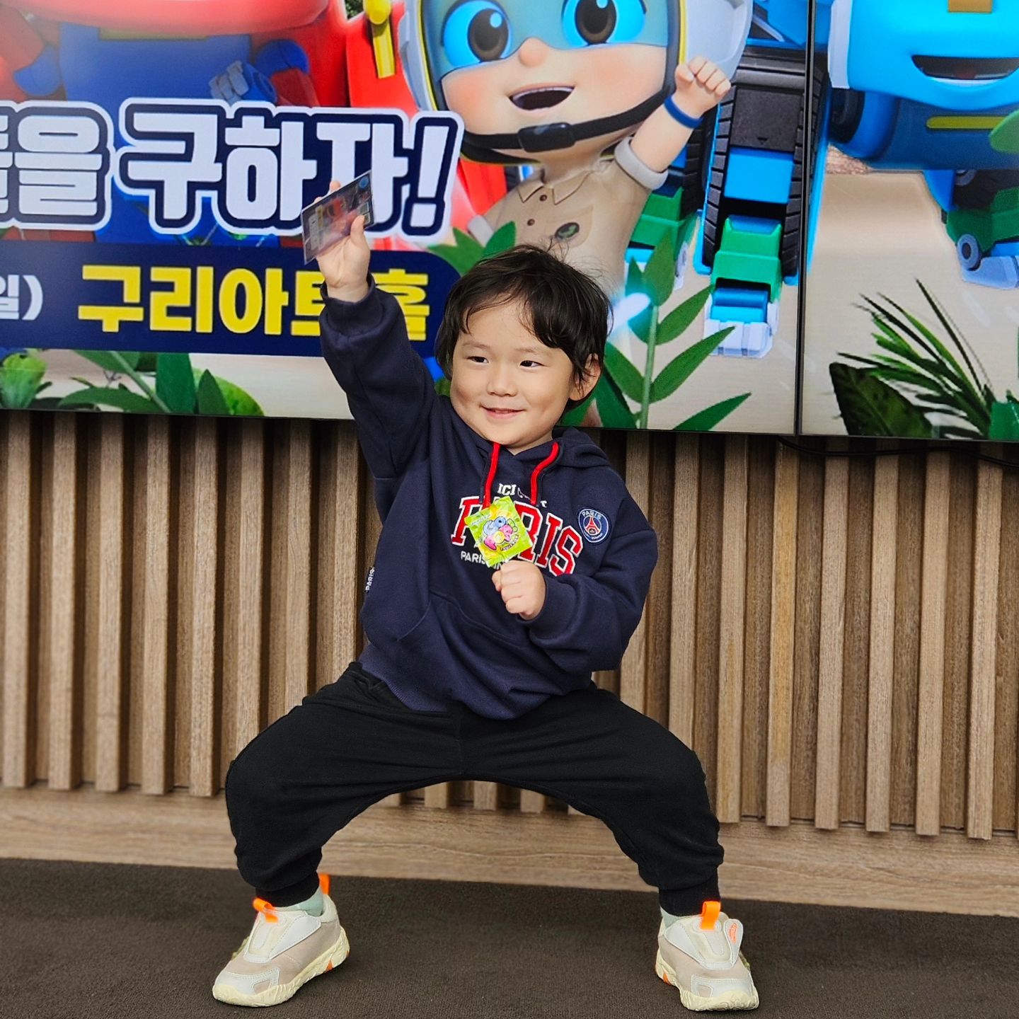 유찬인생 첫 뮤지컬, 고고다이노🦖

공룡에 푹 빠진 유찬이를 위해 다녀온
고고다이노 뮤지컬, 무려 구리까지 다녀왔다🤣

시작전 기다리면서 3초마다 언제나오냐며 묻더니
70분이 길어서 걱정했는데 시작하니 무섭게 집중하기 시작했다!

아이들 뮤지컬 가격이 너무 사악해서
예매하면서도 이걸 이돈 주고 봐야하나? 했었는데
엄마들이 뽀로로 뮤지컬 기를쓰고 예매하는 이유를 알았다.
성인이 봐도 넘나 재미지고 노래를 잘부르심 👍🏻

아이들 공연이다보니 팬서비스도 너무 좋고
구성이 생각보다 너무 좋아서 우리가족 모두 행복했던 시간🩷

오늘 너무 행복했다며 아빠한테는 뽀뽀 잘안해주는 유찬이가
먼저 아빠 볼을 잡고 쪽쪽쪽😘
돈 많이 벌자 우리 여보!ㅋㅋㅋ

+팁이라면 중간보다 조금 앞자리에서 통로쪽으로 예매하는 걸 추천!
-> 너무 앞쪽은 아이들 키가 작기때문에 시야가 별로 일듯!
커튼콜전에 배우들이 내려와서 손도 잡아주고 하는데
중간쪽 아이들은 그러지 못해서 대성통곡하는걸 봤다 😭