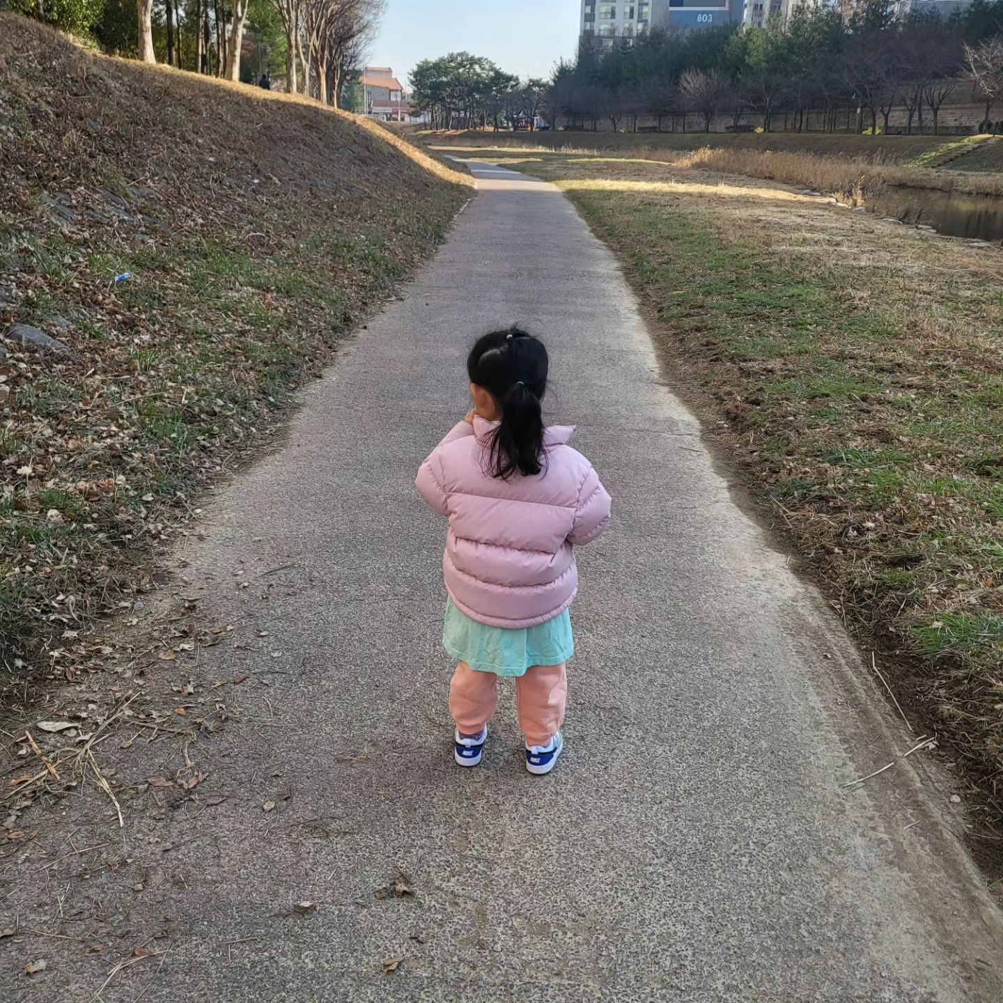 #어린이집방학시작 
#집에서티비만보길래 
#산책하러가는길 
#힘들다힘들어💦
