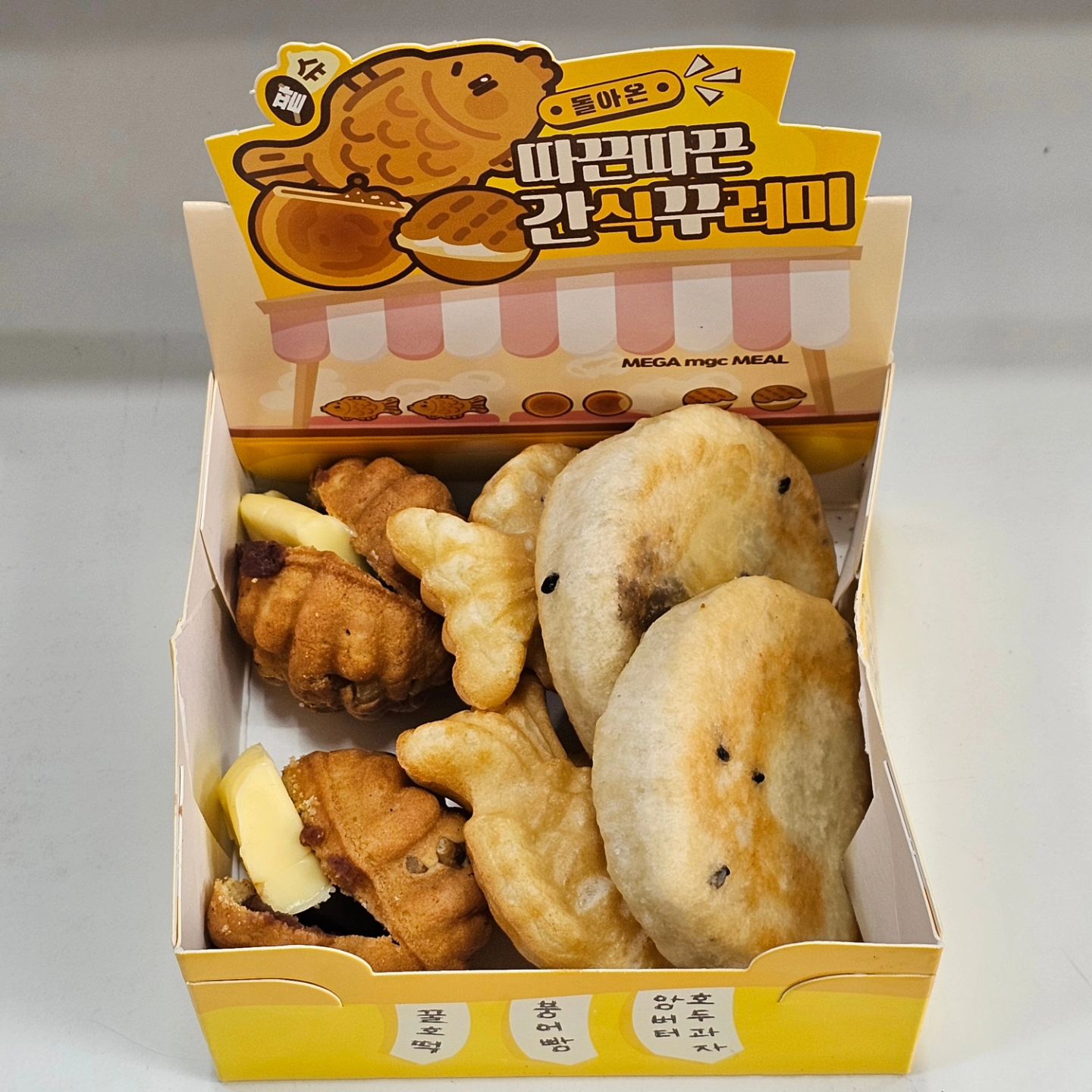 인스타에 올리고 싶다고~!! 사고 싶다고~!!
메가커피 매장만 보이면 판매 중인지 아닌지 
확인하고 다녔던 메가커피 간식꾸러미 🎁
발견하는 매장마다 거의 품절로 떠서 못 사던 요 녀석을 
드디어! 마침내! 노원에서 구입해서 신나게 사진 찍어놓고
한달이 지난 이제야 올리는 부지런한 나란 요자🤦‍♀️
3,900원에 이 구성이면 혜자라고 룰루랄라 신났었는데
요거 데워먹으라고 왜 아무도 안알랴줌?🤣🤣
설탕 막 씹히구 버터 생버터 씹히궁ㅜㅜ
데워먹었어야했어😂😂
그래도 귀엽고 구성 좋아서 한번 더 사서 데워보고는 싶음ㅋ
ㆍ
ㆍ
#메가커피 #간식꾸러미 #메가커피간식꾸러미 #메가커피호떡 #붕어빵 #데워먹자 #먹스타맞팔 #먹스타그램