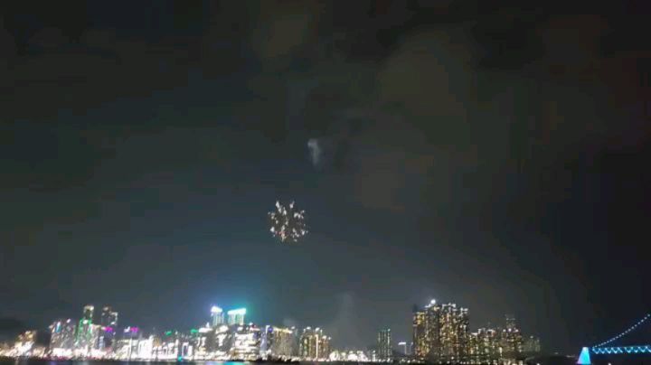 2023년 11월 4일 토요일
광안리해수욕장 불꽃축제🎆

난 출근이라 보러 못 갔지만..
커플이 많을거라 안 갔지만!!!😆

이날 여기서 안전요원 봉사를 하는 친구가 있어서 찍어줬다..!
아주 팡팡🎉🎉
시원하게 터지는구만!!!

곧 크리스마스 오는데
43일 남았는데
올해도 솔크야?🤦‍♀️
뭐하니 유진아...