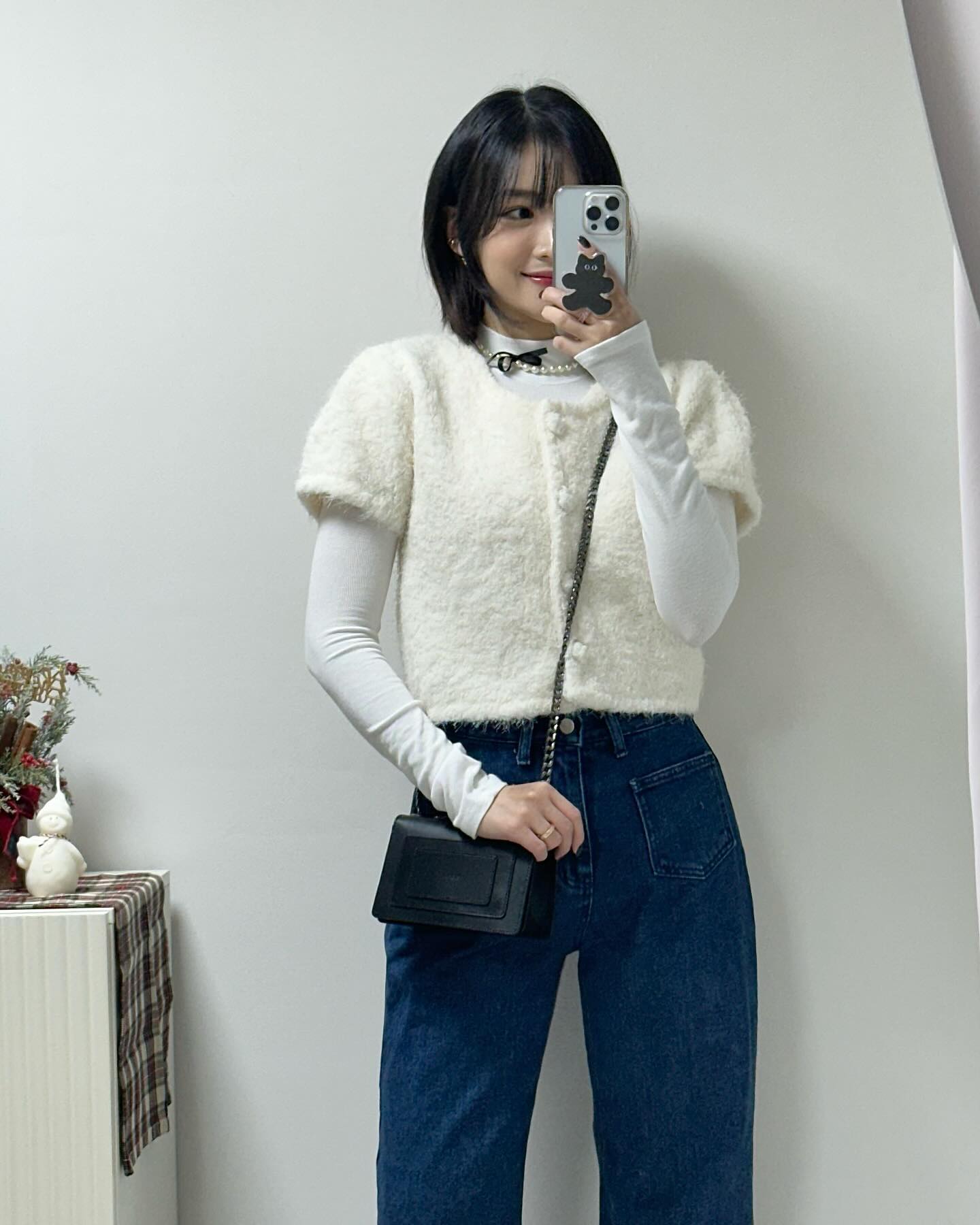 안녕하세요, 찌닝입니다✨
드디어 금요일이에요오오오🥹🤍🤍
요즘 날씨가 너무 푹해서 퇴근하고 남편이랑 데이트하고 들어갈 생각입니다. 이런날 놓칠 수 없쒀!!🤭
연말룩으로 귀엽게 착용하기 좋은 폭닥한 반팔 가디건에 폴라티입고 코트 입었는데 하나도 안춥네요ღ

저는 오늘도 바쁜 날이라서 칼퇴를 위해 달려볼 예정입니다.
모두덜 칼퇴하시구 즐거운 금요일 되시길 바라요✨

top: autumn.__.breeze (업데이트 예정)
bottom: autumn.__.breeze (업데이트 예정)
bag: pleatica_official 

#찌닝룩
#직장인 #출근룩 #데이트룩 #데이트코디 #연말룩 #크리스마스코디 #겨울코디 #가디건코디 #반팔니트 #부클니트 #직장인룩 #직딩 #kfashion #ootd #dailylook #dateoutfit #패션계정
#REMEMBERSQUAREBAG #리멤버스퀘어백 #크로스백 #체인백