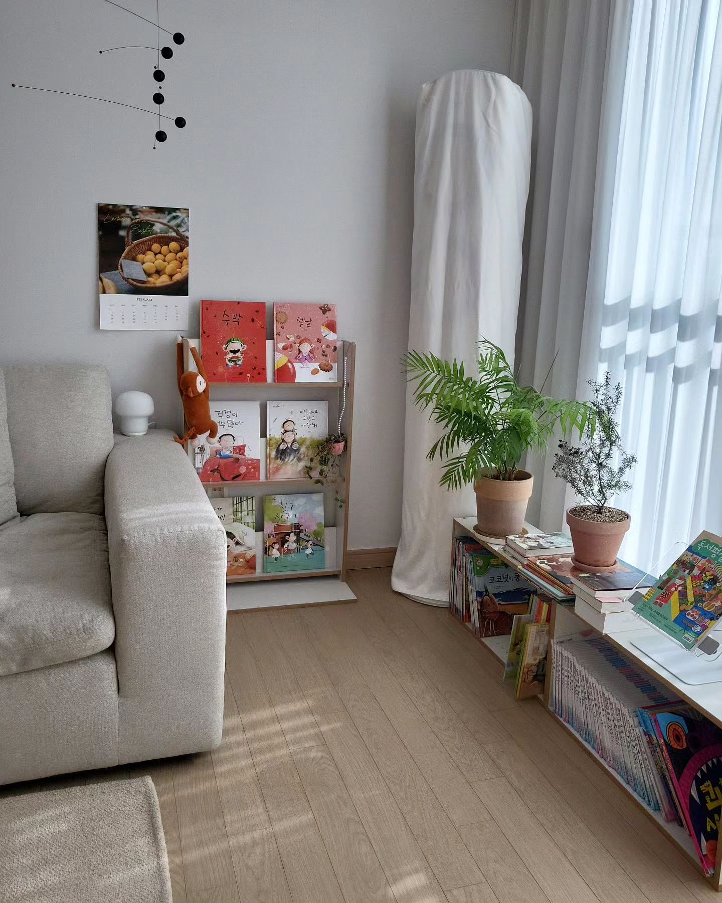 🌿

오랜만에 책 🥕 #김영진그림책
도서관에서 자주 빌려오기도 하지만 
소장하고 싶은 책은 서점에서 구입도 하고
깨끗한 책은 당근으로도 구입하는 편이에요.
(도서관 책소독기 이용도 추천이요.)
한번 읽혔다고 하더니 정말 엄청 깨끗한 책
나눔으로 주신 책들도 🍊가 좋아해서 
고생한 보람 있다아 😌

#책육아
#책기록
#오늘우리집