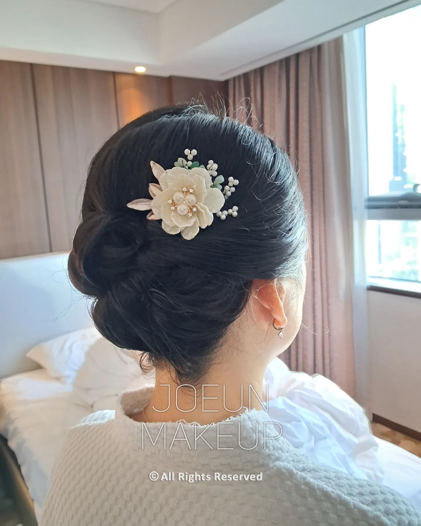 .
가족결혼식 참석 하시는 고객님 💐 
긴머리 그대로 가채없이 자연스러운 올림머리로
진행해드렸습니다 😀 한복뒤꽂이까지 넘 찰떡이셨어요 ❤️ 

#출장메이크업#구로메이크업#한복머리#번헤어#조은메이크업 #makeupartist#koreahairstyle#joeunmakeup