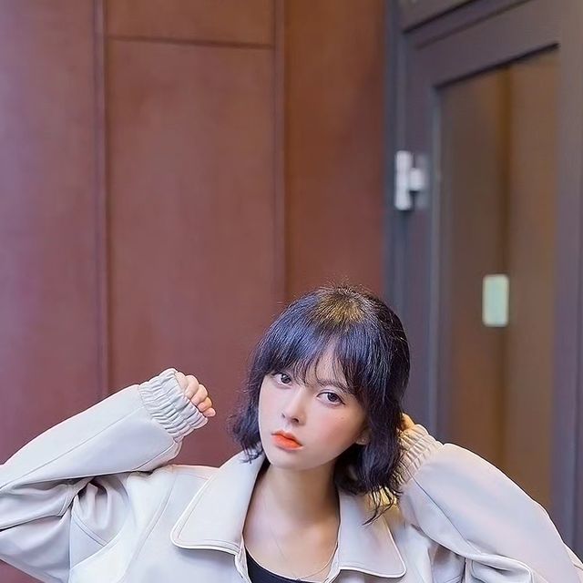 다정 on Instagram: "#광고 #비바브라운 100% 비건 레더 '트리밍 라인 바시티 레더 자켓'🙌💓 아이보리색인데 은은하게 광택이 나서 엄청 유니크한 색감이에요🤩✨️ 크롭 기장이라 핏 넘모 예