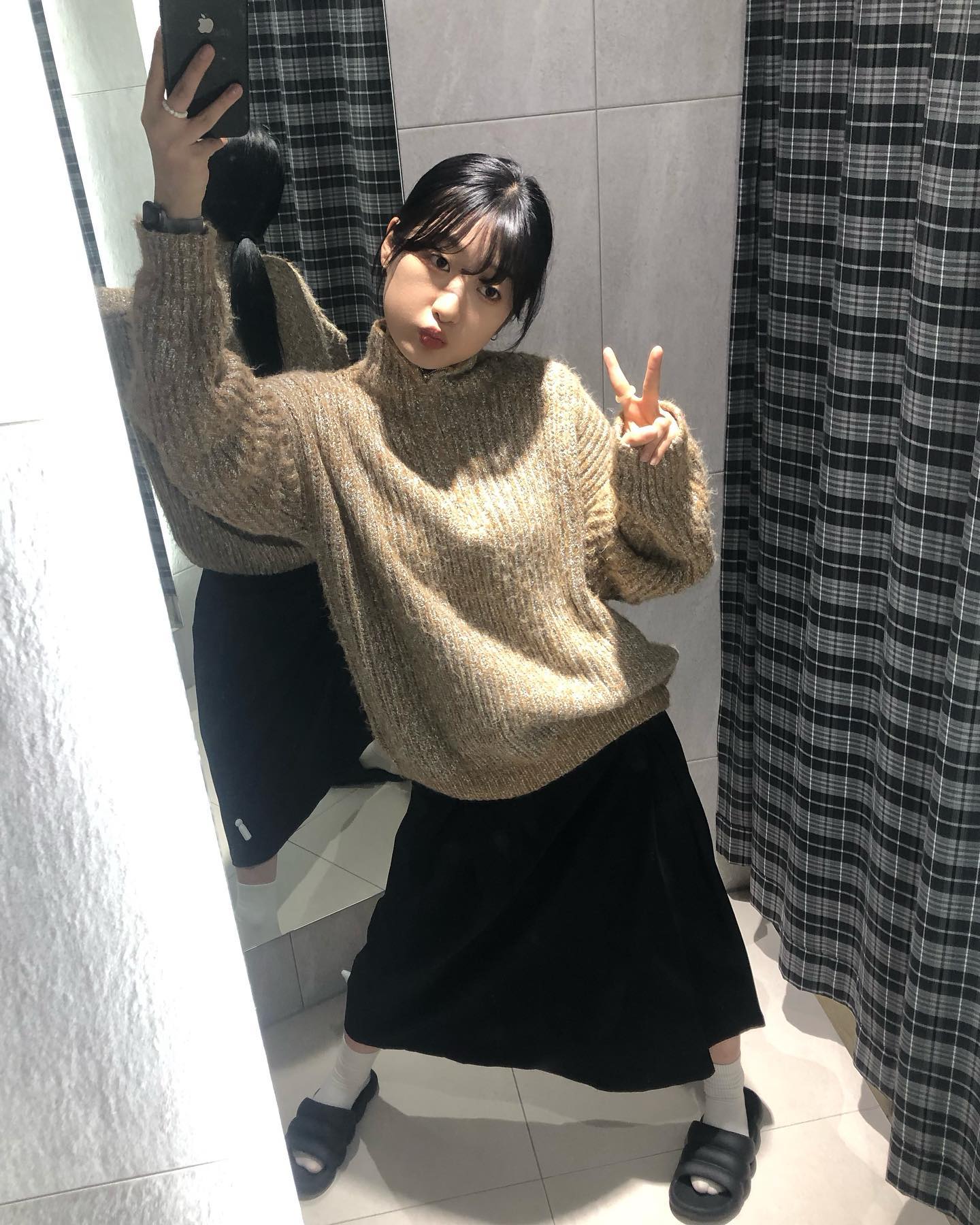 퇴근 후에 쇼핑하면서 친구를 기다리는 것은 다리가 너무 아픈 짓이었습니다.