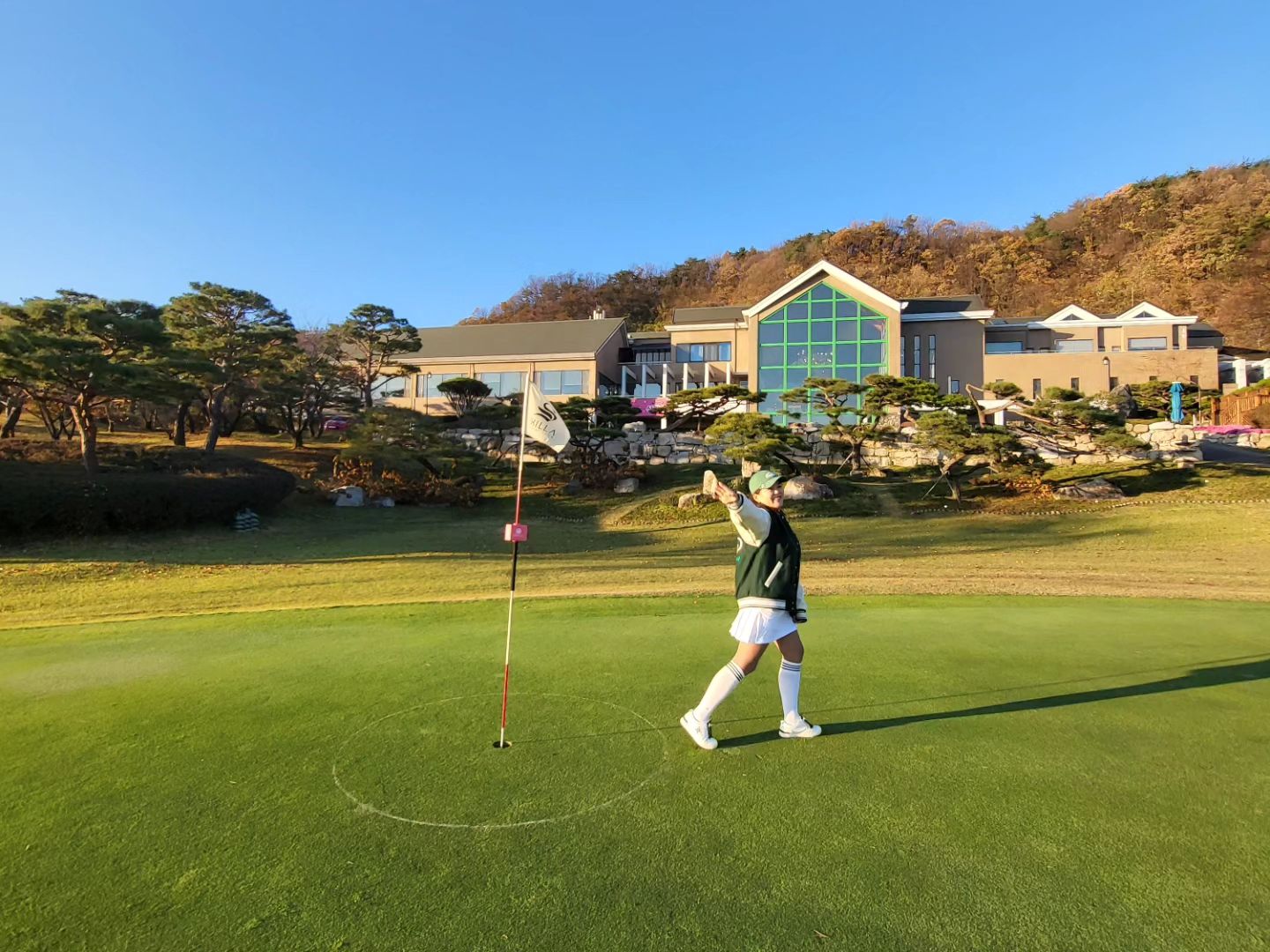#신라cc

(첫사진은 더블보기하고도 기분좋은 나네ㅋㅋㅋ)

잊지못할 신라cc라운드
남코스 8번홀

앞팀에서 내가 친 골프 볼 날라오는 소리에  우와애아아 하고
함성을 질러서..뭔가했더니
홀인원  할뻔  했다고.. 

(버디로 마무리했음)

너무아쉬웠던 기회지만
그래도 1년차 골린이가 이렇게도 하는구나 하고 정말 심장떨렸던 라운드

페어웨이, 그린, 캐디
그리고 동반자들까지 최고였던날~

왜 신라cc가 인기가 있는지 제대로 실감했다한다

후반전은 정말 최고의점수
이제 백돌이는 안녕이다

#홀인원 #버디 #신라cc골프장
#골프장후기 #라운드후기 #여주골프장 
#골린이 #골프후기  #golf  #87타

1theclub