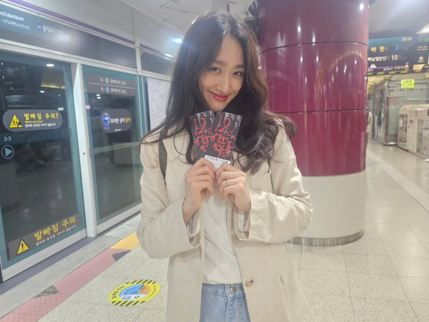 간만에 공연관람!!! 좋은 배우들의 좋은 연기는 역시 좋다!!! 배우들의 뜨거운 열정들을 보니 나도 무대위에 얼른 올라가고 싶다! 빨리 7월이 오길🙏
.
.
.
#대학로 #연기 #배우 #12인의성난사람들 #오일영배우님 #일영쌤 #짱