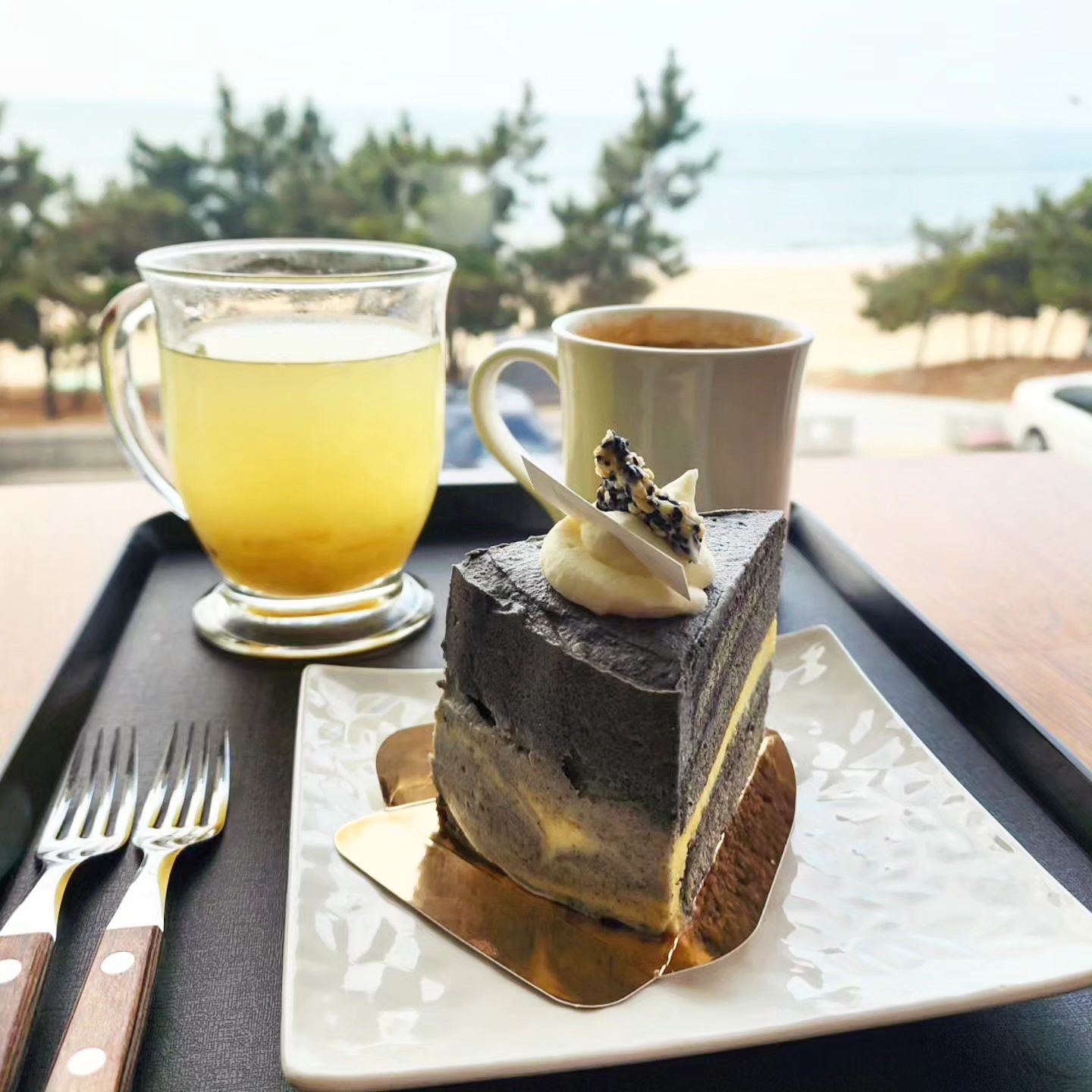 뷰가 맛있었던 대천 카페 #내돈내산
[카페모카브레드]

🥕대천에 여행와서 뷰가 잘보이는 카페에 왔더니 이게 왠걸?!
다양한 디저트와 오션뷰가 너무 좋았습니다~

🥕저는 흑임자유자케이크를 주문해서 먹었는데 색다르고 너무 맛있었습니다!! 다양한 케이크들도 직접 만드신다고 하시네요!! 토피넛라떼와 함께 먹으니 녹아내렸습니당🙈

🥕대천에 가신다면 꼭꼭 추천해드려요~~너무 맛있는 디저트와 뷰가 만족스럽습니다🩷

👉오시는 길: 충남 보령시 해수욕장4길 84 1층

#카페 #뷰맛집 #대천맛집 #대천카페 #해수욕장 #카페맛집 #디저트맛집