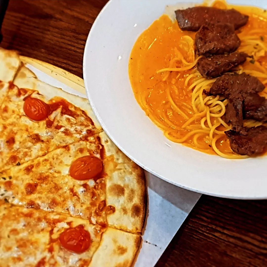 홍대에서 친구와 맛있는 피자와 파스타 먹었어용ㅎㅎ
인기 많은 곳이라 평일 저녁에도 사람 바글바글...
피자 도우가 또띠아처럼 엄청 얇아서 좋았고 파스타에 스테이크는 미디움으로 잘 익혀 나옴
입 안에서 살살 녹는 맛이었어요ㅠㅠ
와인 글라스로 팔아서 한잔씩 곁들이며 즐거운 식사했던 홍대맛집

#홍대맛집 #홍대파스타 #홍대인파스타