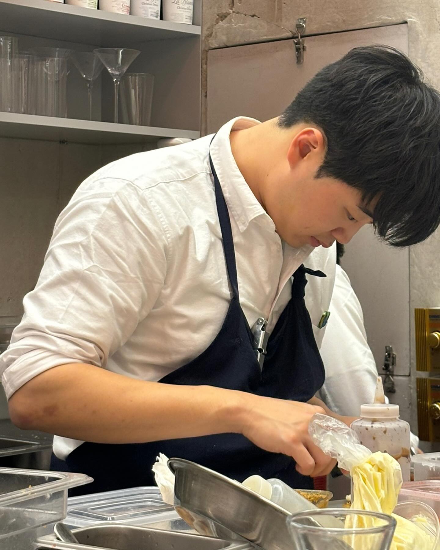 [2023년 12월 첫째 주 팝업]

*본 팝업은 “복순도가 손막걸리”에서 주류중 일부 협찬 받아서 코스 메뉴에 사용된 팝업임을 알립니다.

이번 컨셉은 주류였습니다! 주류로 하는 쉬운 페어링 말고, 에피타이저는 사과주, 아귀간은 커피, 생선은 화이트 와인, 메인은 IPA 맥주, 디저트는 흑맥주를 마지막으로 뇨끼는 생막걸리를 넣어서 만들었습니다.

이중 단연 돋보였고 페어링은 물론 디쉬 안에서도 영향력을 가장 크게 발휘한 디쉬는 막걸리 디쉬였던 “막걸리 폼을 올린 단새우 비스큐 뇨끼” 였습니다. 

복순도가에서 느껴지는 특유의 이스트 향을 잃지 않기 위해서 여타 다른 뇨끼를 사용하는 것 보다는 모짜렐라와 밀가루를 사용하여 익반죽한 파리지엥 뇨끼와, 달큰한 쌀향이 어울릴 수 있는 강한 향이 아닌 달큰한 향의 갑각류 향을 가지고 있는 단새우 껍질을 사용하여 소스를 만들고. 그 위에 졸인 막걸로 만든 막걸리 폼을 올려드렸습니다. 그리고 크리미한 텍스쳐에 짭잘한 간 때문에 물릴 수 있는 손님들을 위해, 샴페인과 같은 생 이스트향과 달큰 산뜻한 쌀향이 가져다주는 요거트, 사워도우 같은 향을 부각 시킬 수 있게 차갑게 칠링된 복순도가 한 잔 페어링으로 드렸습니다!

텍스트만 봐도 맛있는데, 손님들 반응은 장난 아니였겠죠?😋

너무나도 마음에 들어하던 손님들 여럿 계셨고 구매처 받아가셨는데, 반드시 주의사항 숙지 잘 해주세요! 만약 그러지 못했다면 터져있는 막걸리를 아까워하며 스스로에게 씁쓸한 미소 흘리는 저와 같은 표정이 남아있을지도 몰라요!🥲

개인적으로 음용하기도 좋아하고, 나누기도 좋아하는 복순도가에서 협찬 받아 감사한 마음 가득 눌러담아 글 마무리합니다!

여러분들도 따듯한 연말, 샴페인 대신 복순도가 막걸리로 취해보는건 어떨까요?!