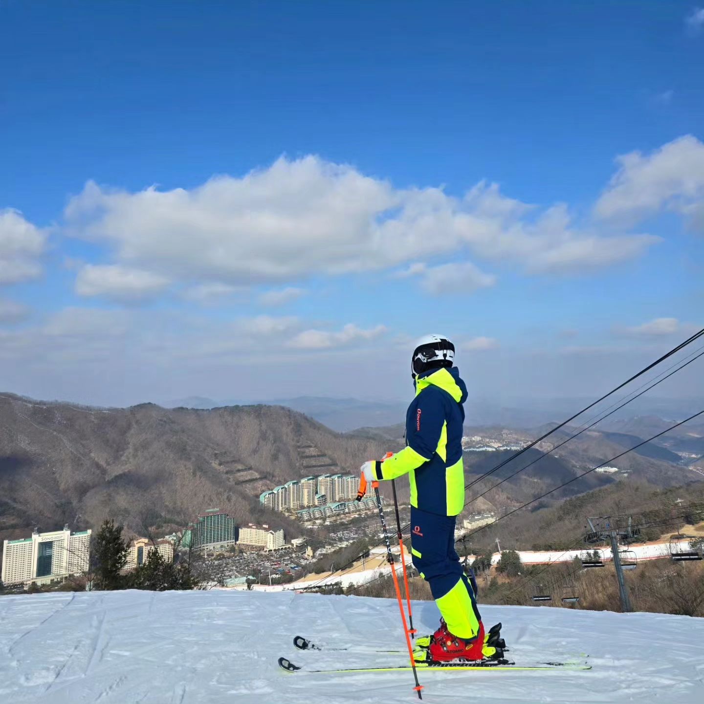 같은 사람 아님 주의🙅‍♀️
비발디파크 정상 #락슬로프 

지난 주말 신나서 사진이랑 영상 많이 찍었는데
날씨가 왜이러냐구😥

우리 내일 스키타러 갈 수 있을까? 
jjjangga_ 

#스키장 #스키타는부부 #부부스키어 

#네베변색고글 #카멜레온2 #네베고글
#스플래쉬드롭 #부츠백 #백팩

#변색고글 #스키 #스키어 #스키고글 #비발디파크 #보드 #스노우보드 #겨울 #likesforlike #likers #용평리조트 #휘닉스파크 #곤지암리조트 #like #웰리힐리파크 #부부스타그램 #부부취미 #취미 #신혼부부