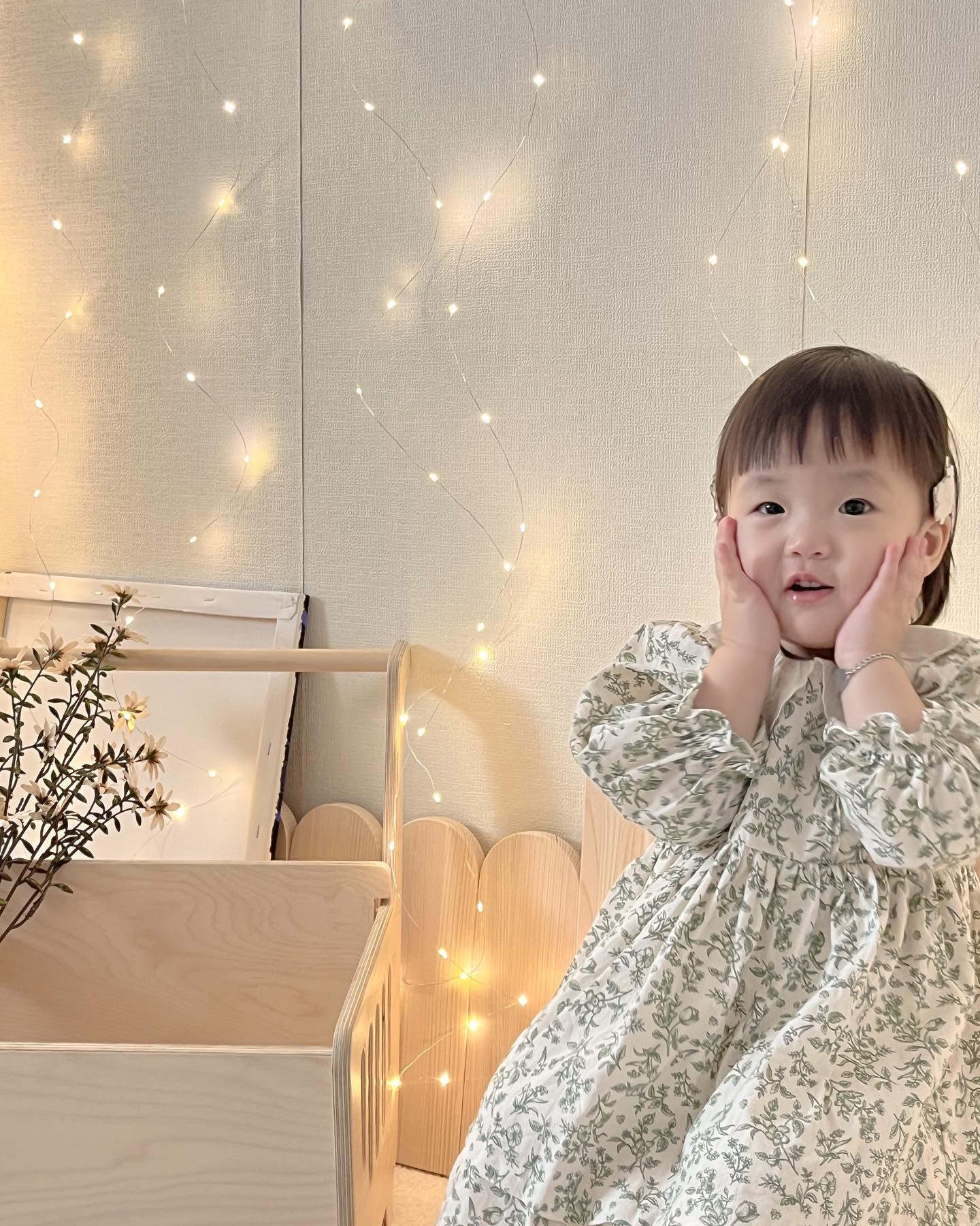 미리 메리 크리스마스 ✨🤍🎄

밤에 봐도 예쁜 오로라전구,,
하은이 포토존에 별이 콕콕 박혀있어요 ✨

볼때마다 기분이 좋아지는 마법..💖
시후맘 s.hoo._.mom 계정에서 오늘까지 공구한대요 !
낮/밤 비교컷과 다양한 사진은 전피드로 👉🏻
⠀ 
________________________________________________

• 국내최다 420개의 전구로 미친 영롱함
• 3M의 길이로 30평대 거실 커튼에도 설치 가능
• 커튼봉 고리 브라켓에 걸면 끝나는 아주 간편한 설치
• 리모콘으로 8가지 모드, 타이머, 밝기조절 가능

진짜 너무너무 예쁜데 기능도 많아요
근데 2만원대라니 안 살 이유가 없음 ㅠㅠ
하은맘이 진심으로 찐추천해요 💖