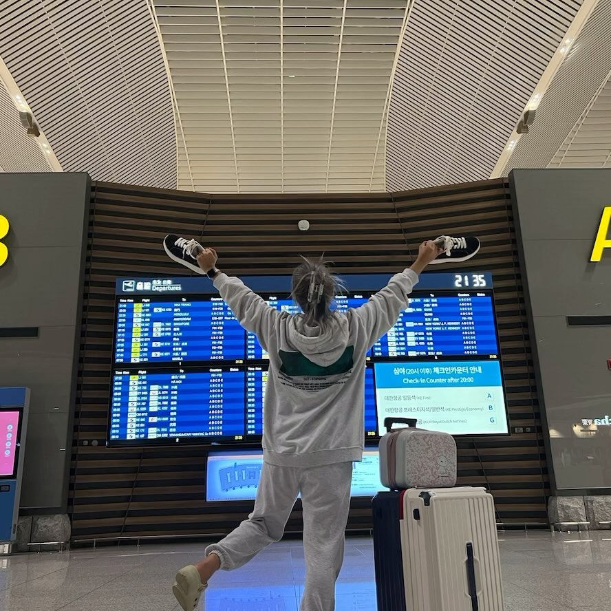 🎁

🎵새 신을 신고 뛰어보자 폴짝🎵

이번 여행 진짜 편하게 다녀올 것 같습니다~~!!!!
르무통(lemouton_shoes )에서 보내주신 추석선물이
딱 제가 싱가폴로 출국하는 날에 왔지모예요!

짐 싸서 나오면서 집 앞에 있던 택배📦
그대로 가지고 와서
공항에서 언박싱했습니다!!

이번에 출시된 ‘버디’ 운동화
메이트랑 비슷하면서도 더욱 귀여워진 것 같더라고요!

‘버디’랑 싱가폴 여행 잘 다녀오겠습니다!

#싱가포르여행 #공항패션 #신발스타그램 #신발언박싱