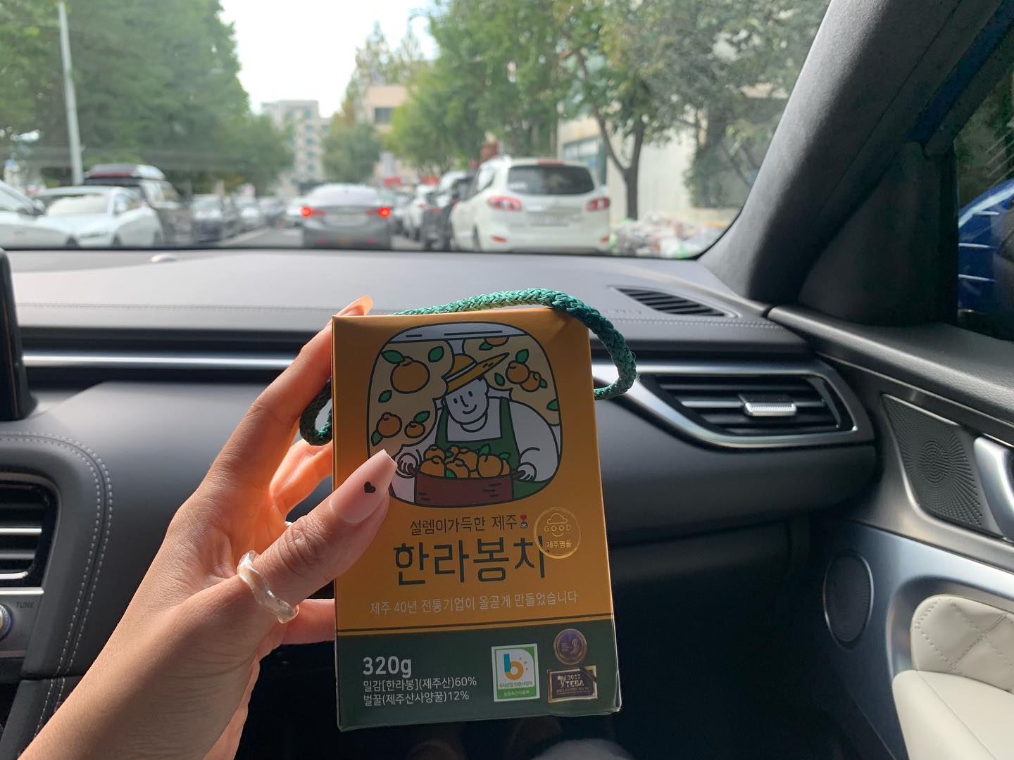🍊
예배 다 마쳤다니까
제주도 다녀온 선물 주고
커피사주고
바로
쿨하게 풋살 가버리는 너..