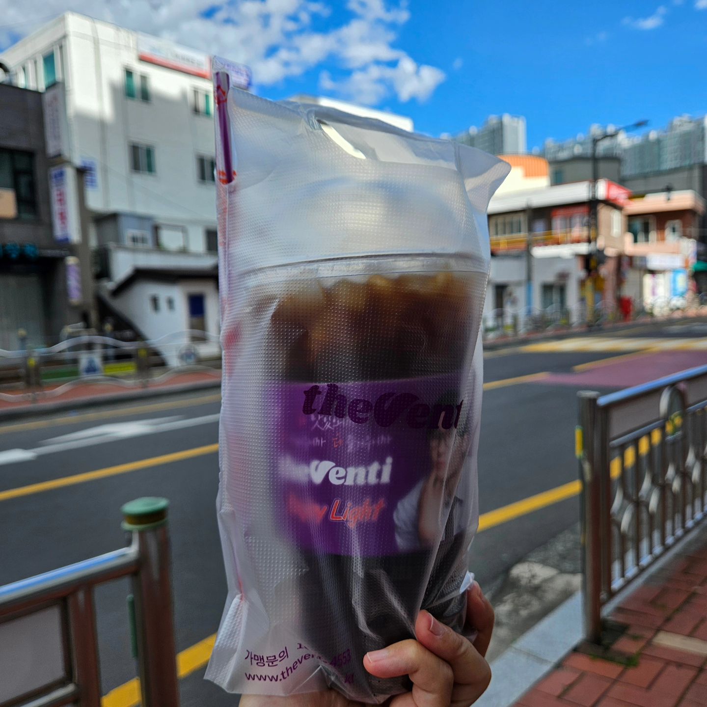 피부과 갔다가
오픈전이러서
그냥 집에 옴...

아침부터 #더벤티 
#아이스아메리카노32oz 
이 크기 이 사이즈는
들고오다가 엎을 거 같아서
봉투에 담아서 들고옴