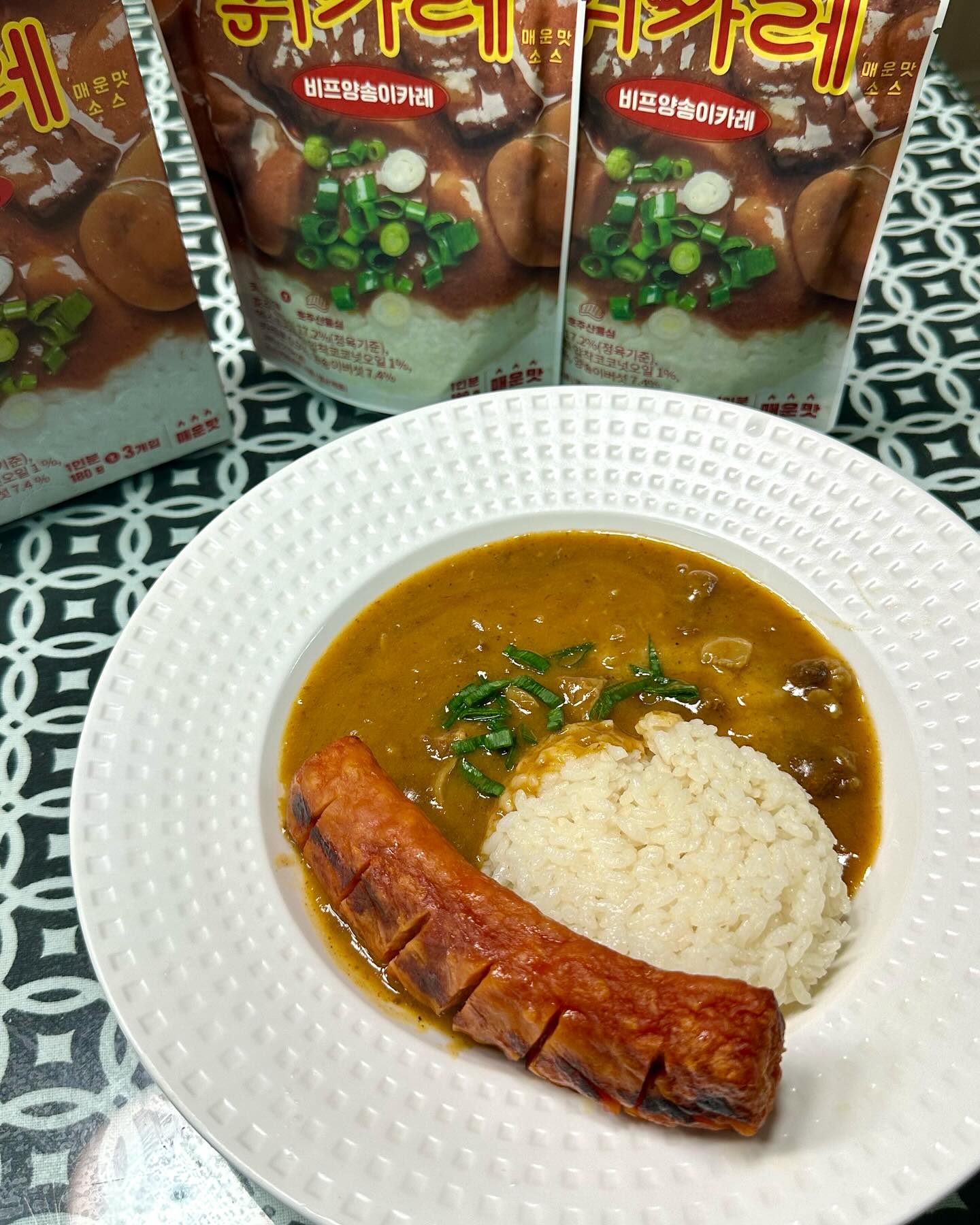 #협찬 #휘카레 

간편 즉석 2분 카레인 휘카레 리뷰입니다🥘🍛
휘카레는 카레를 너무 좋아하셔서 한남동에 가게까지
차리신 사장님이 만든 카레라고 합니다! 
저도 한 카레 처돌이로서 휘카레를 맛을 말씀 드리자면 타브랜드 카레와는 다르게 뭉침없는 카레가루로 부드러운 소스맛이 었습니다 비프양송이카레 매운맛으로 약간 매콤함과 진한 소고기 맛으로 진한카레맛을 느낄 수 있었습니다
제품안에 들어있는 소고기도 큼지막하데 들어 있어 다른 토핑은 따로 안해도 되지만 저는 토핑을 곁들여 먹는걸 선호해서 소시지를 추가해보았습니다
늦게 일끝나고 와서 간편하고 든든하게 챙겨먹기 좋았습니다 자취생 필수품으로 구비하기 딱 좋을거 같습니다!

#다이어트카레 #야채카레 #채소카레 #소고기카레 #2분카레 #카레 #쿠팡 #컬리 #즉석카레 #카레맛집 #맛있는카레 #즉석요리 #가정간편식 #간편식사 #자취요리 #밥하기힘들때휘카레