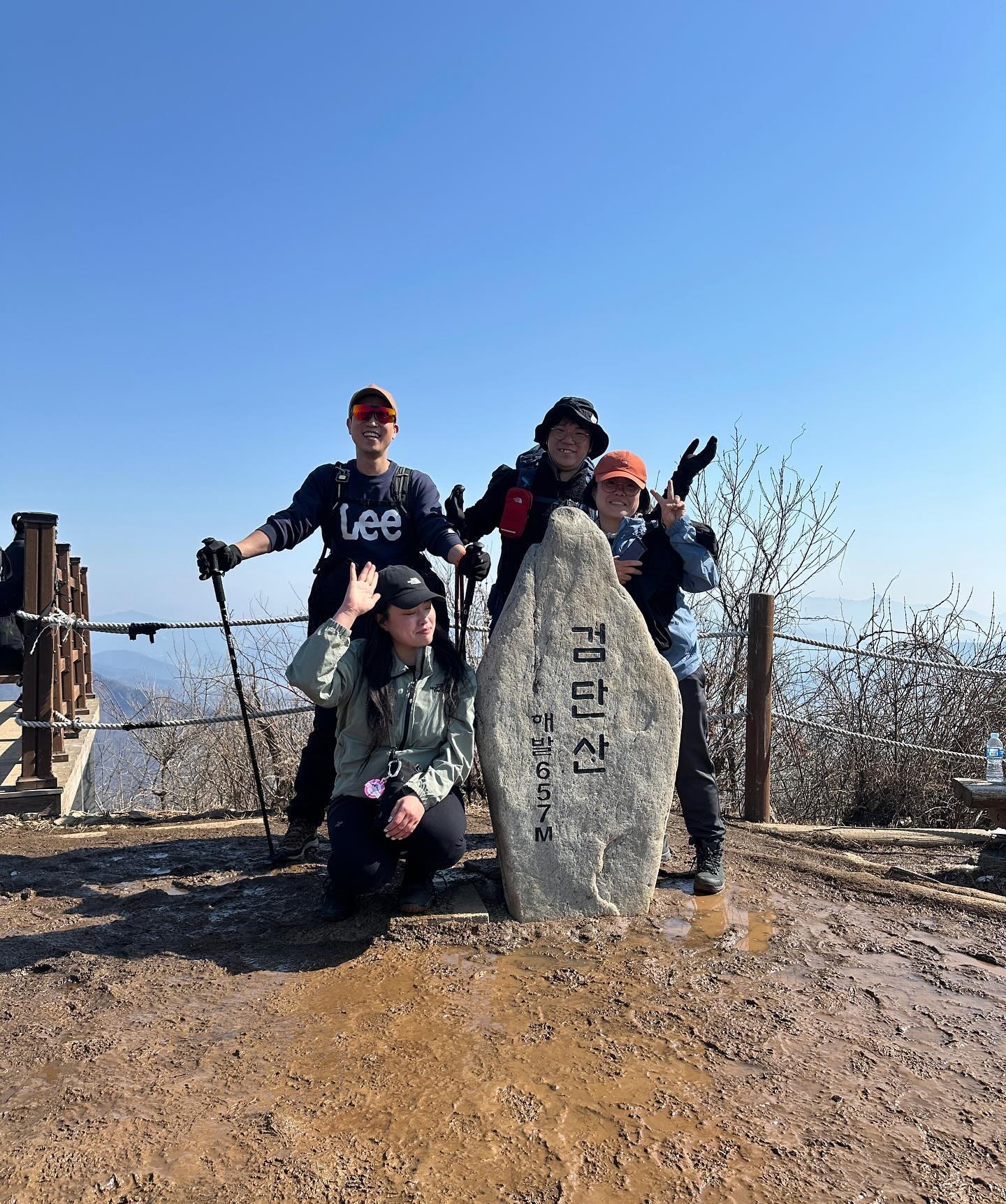 아직 겨울왕국❄️🌬️ 호달달
가볍게 봄소풍왔는데 아이젠없으면 안됨☠️☠️ㅋㅋㅋㅋㅋ

#⛰️ 
#검단산 657M
#하남검단산 

🥾베트남참전기념탑~유길준묘~검단산(정상)~현충탑~애니고

#낭만하이커스 

#travel #trekking #hiking #hikerlife #mountain 
#여행스타그램 #서울근교여행 #등산소통 #오운완 
#하남 #하남가볼만한곳 #블랙야크100대명산플러스