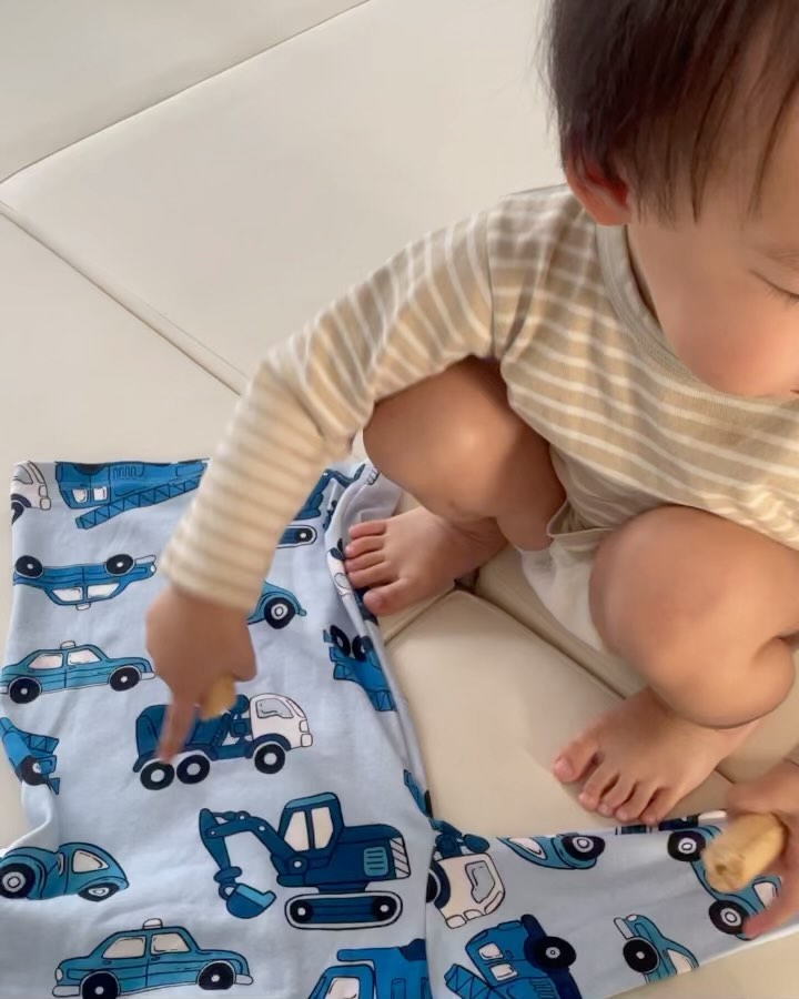🚗🚕못말리는 자동차사랑🚐🚛
주문해서 어제온 내복인데 말랐는지 확인할랬다가
들켜서 거실로 가지고나옴ㅋㅋㅋㅋ

결국 드라이기로 말려서 입고계심 못말려진짜 🤣

뒷사진들은 상윤이의 자동차사랑시리즠ㅋㅋ

#못말리는 #자동차사랑 #붕붕이
#🚗 #19개월 #아들스타그램 
#아들맘 #일상 #일상기록