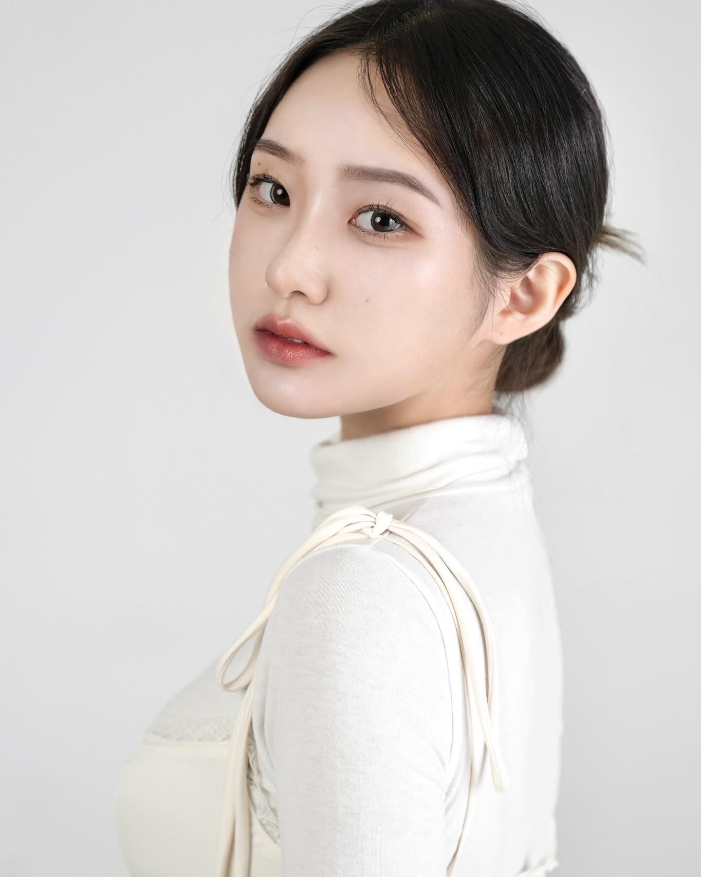 나혼자 연말느낌 잔뜩나는 23년 프로필도 성공적🫶🏻🌟

•
•
#첫줄#첫줄반사#프로필사진#연말사진#프로필촬영#프로필#프로필메이크업#일반인프로필#좋아요#좋반#12월기록#이벤트#20대#사진소통#감성사진#lfl#fff#korea
