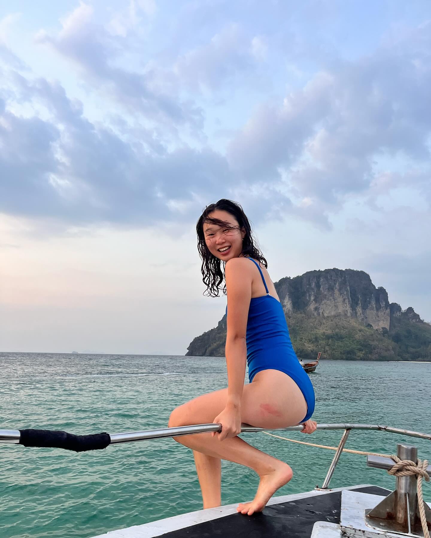 “살아있어 행복해요” 🇹🇭

보트 앞머리 걸터앉으려 엉덩이 먼저 점프했다가 밧줄 문 열린거 모르고 쏙 빠질뻔한거 양쪽 의자에 앉아있던 말레이시아 분들이 양쪽에서 순발력있게 붙잡아주셔서 아직까지 잘 살아있는 건에 대하여

엉덩이 상처는 샤워하려 옷 벗다가 화장실에서 미끄덩했는데 다행히(?) 바닥에 미끄덩 방지 타일 있어서, 마찰력은 크지만 충격력은 작아 오히려 덜 아팠다
이정도면 선빵했지

#태국여행 #크라비여행 #하나씩풀어보자