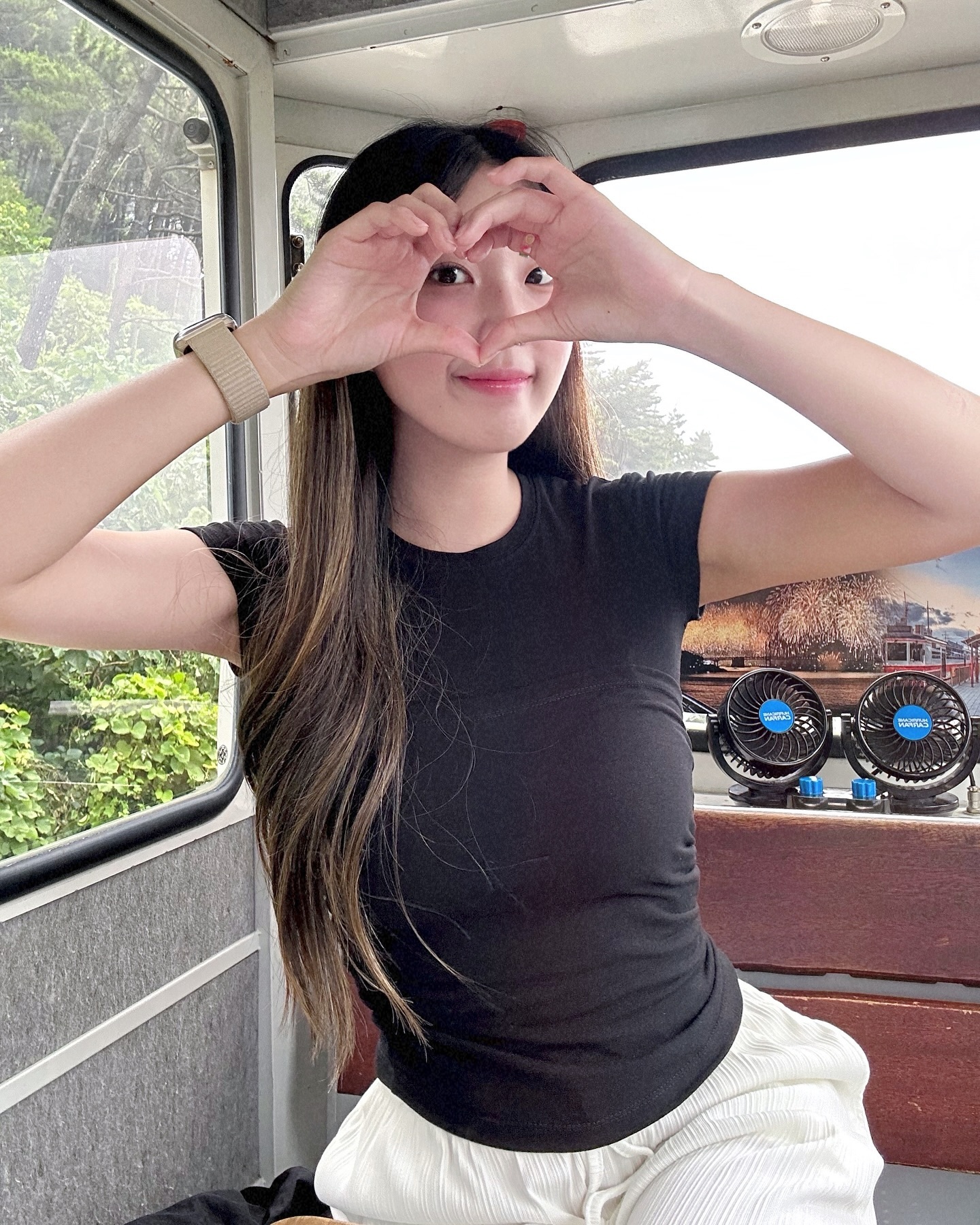 부산 기록 남겨야지 ~.~ 🌊(나도 20장 올릴 수 이따✌🏻)

캡슐열차는 언제타도 좋구 ,, 이번에 돌아올 때는 해변열차도 타봤는데 나름 재밌었다 !! 🚃 (해변열차에서 찍은 영상은 뒤에 이뜸)

버거샵 가고 싶었는데 휴무여서 어썸버거 다녀왔음 !!
개인적으로 버거샵이 더 맛있었 ,, 😂

그리고 청사포 가는 분들께 꼭! 추천드리고 싶은 
“우봉샤브“ 여기는 진짜 재방문의사 있을 정도로 
고기질도 좋았고 채소도 무한리필이니까 방문추천드려요🩷