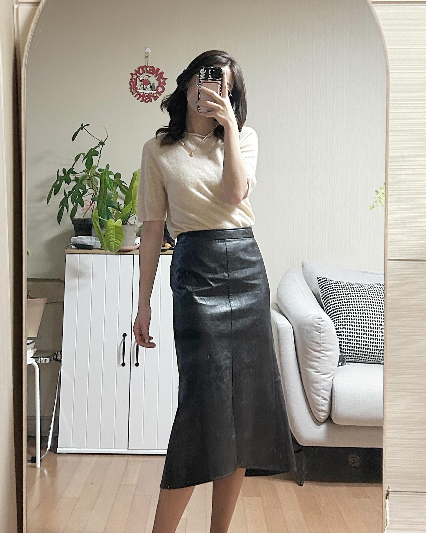 #glamjh_ootd #뗘니룩 
드디어 금요일✨
오늘은 좀 따뜻해서 반팔 캐시미어 니트💕
주말내내 날씨가 포근하더라구요!
다들 주말에 뭐하시나용👀✨