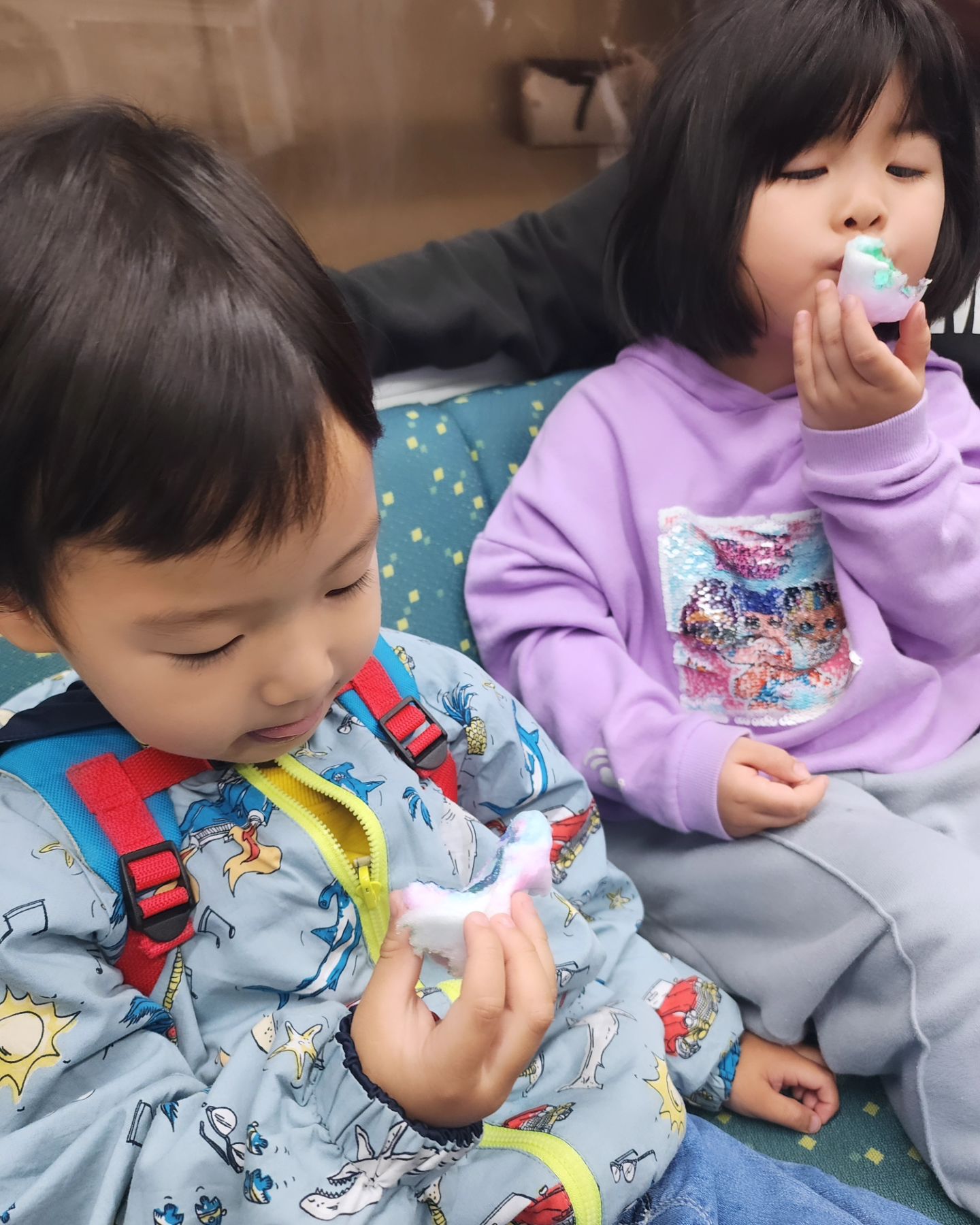 #누가봐도상어좋아하는애 #팬티도상어 로 깔맞춤하고
백화랑 지하철 타고 아쿠아리움에 #돌묵상어 사러 갔다.
아쿠아리움 연간회원권 끊고 피규어 사러 가는 쭈니
오늘은 백화랑 우영이 6세 친구들이랑 함께 가서 더 즐거워서
웃음꽃이 활짝 폈네 비록 엄마는 힘들었지만
너만 좋다면 엄마는 괜찮아 😂😂😂😂
너무 열심히 놀아서 지하철에서 뻗은 꼬마들 
이런 투샷 너무 좋아👍👍👍

#이제친구찾는아들내미
#좋은친구들만나너무좋아 #고마운24년
#좋은사람들만나더좋은24년이될듯
#다음은어디로갈까요