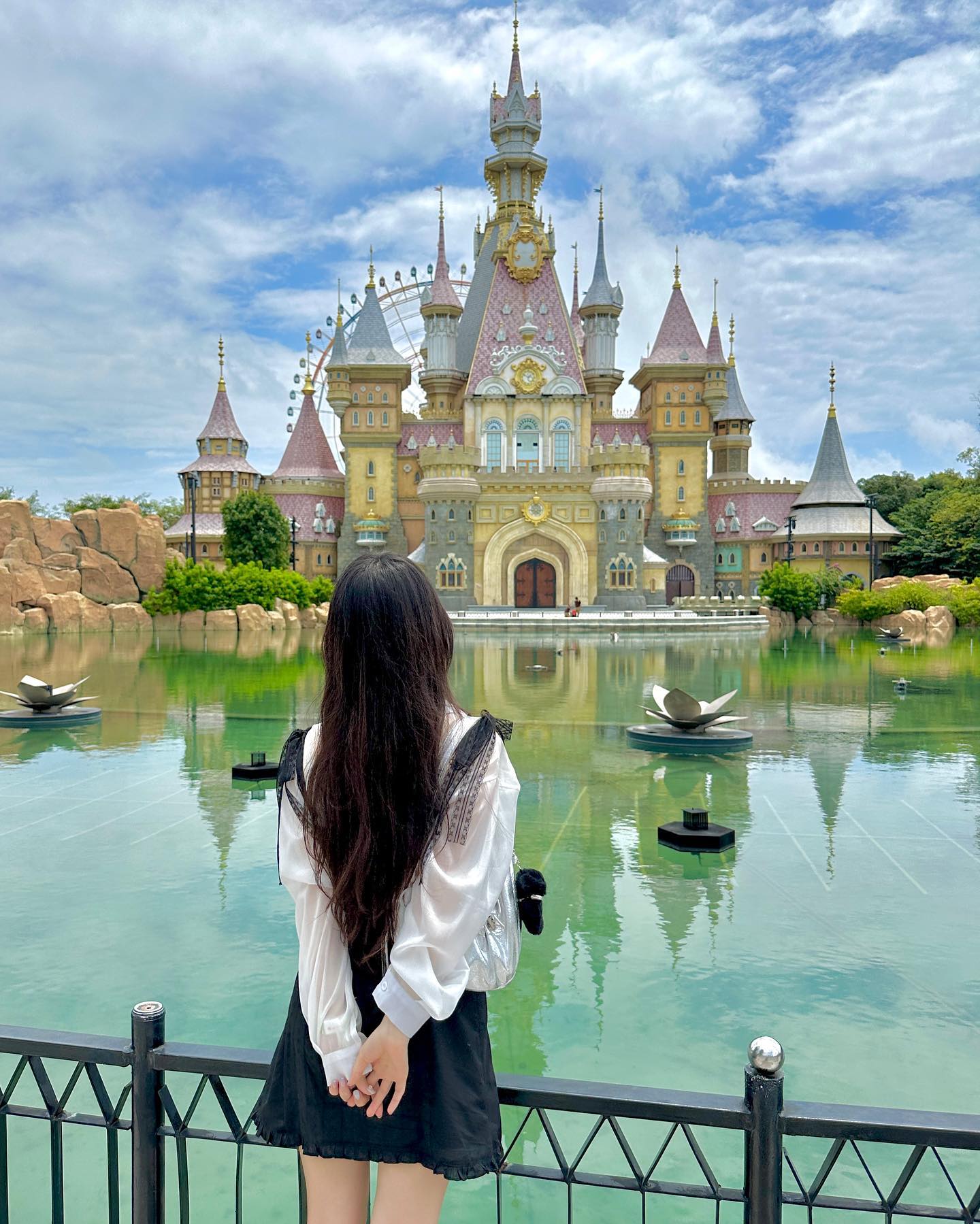 놀이공원이 역시 최고🏰🎡
.
.
.
날이 엄청 더운 동남아에서는
얇은 긴팔 입어주는게 피부에 좋대요!
쉬폰 셔츠에 원피스 조합=🤍🖤
신발은 닥터마틴 샌들로✨