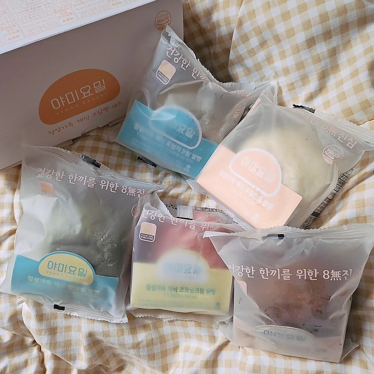 #응비X야미요밀 #이벤트당첨
⠀
⠀
정녕 다이어터를 위한 빵인데, 이래맛있노🤎
첫 pick은 당연 초코로〰️🍫
대자연 다가오기 하루이틀 전이라
단 거, 밀가루 너무 땡기는데 야미요밀 덕분에 신나😆
🗣 건강한 비건빵이래요 여러분들(!!!)
⠀
⠀