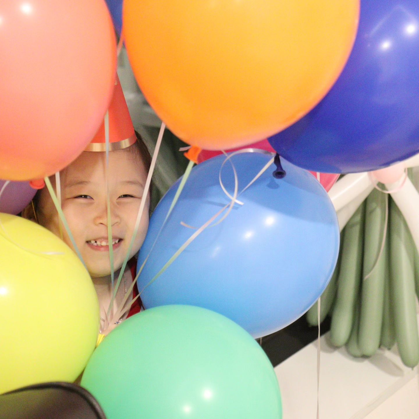 #생일자 #막둥이생일 #생일3번한애

펜션 놀러와서 생일 겁나게 우려먹은 울집  막둥이~ ㅎㅎ
그래도 풍선가지고 놀러와서 잼나고 신나게 잘 놀았네!

풍선을 이뿌게 만들어줘가지고 종일 들고 다니면서 잘노는 울애기~~ ㅎㅎ

일부러 풍선 구매하러 인천까지 갔다오길 잘한듯!
잘만들어주셔서 아주 울 애기 생일 이뿌게 잘했다~!

balloon___me 

ㆍ

ㆍ

#오색풍선 #생일풍선