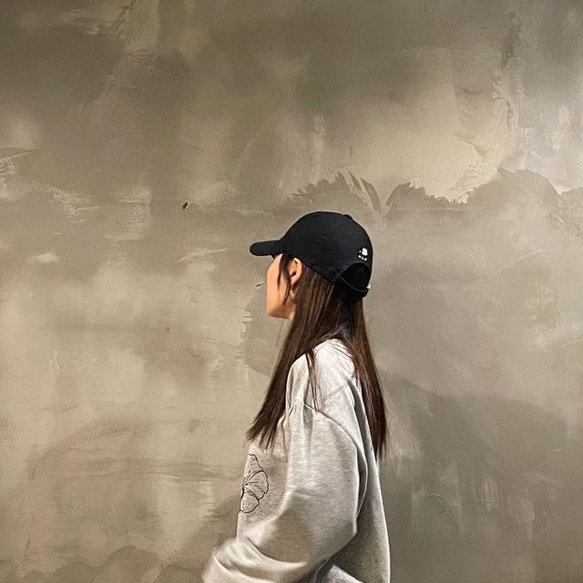 래리 𝒕𝒐 𝒈𝒐? on Instagram: "#협찬 어우 습하네여..☂️ -Top : @1rony9orno_official ✔️세미오버핏 실루엣 ✔️부담스럽지 않은 꽃 프린트 ✔️소프트한 터치감 -Bottom : @gramaza.official -Shoes : @nik